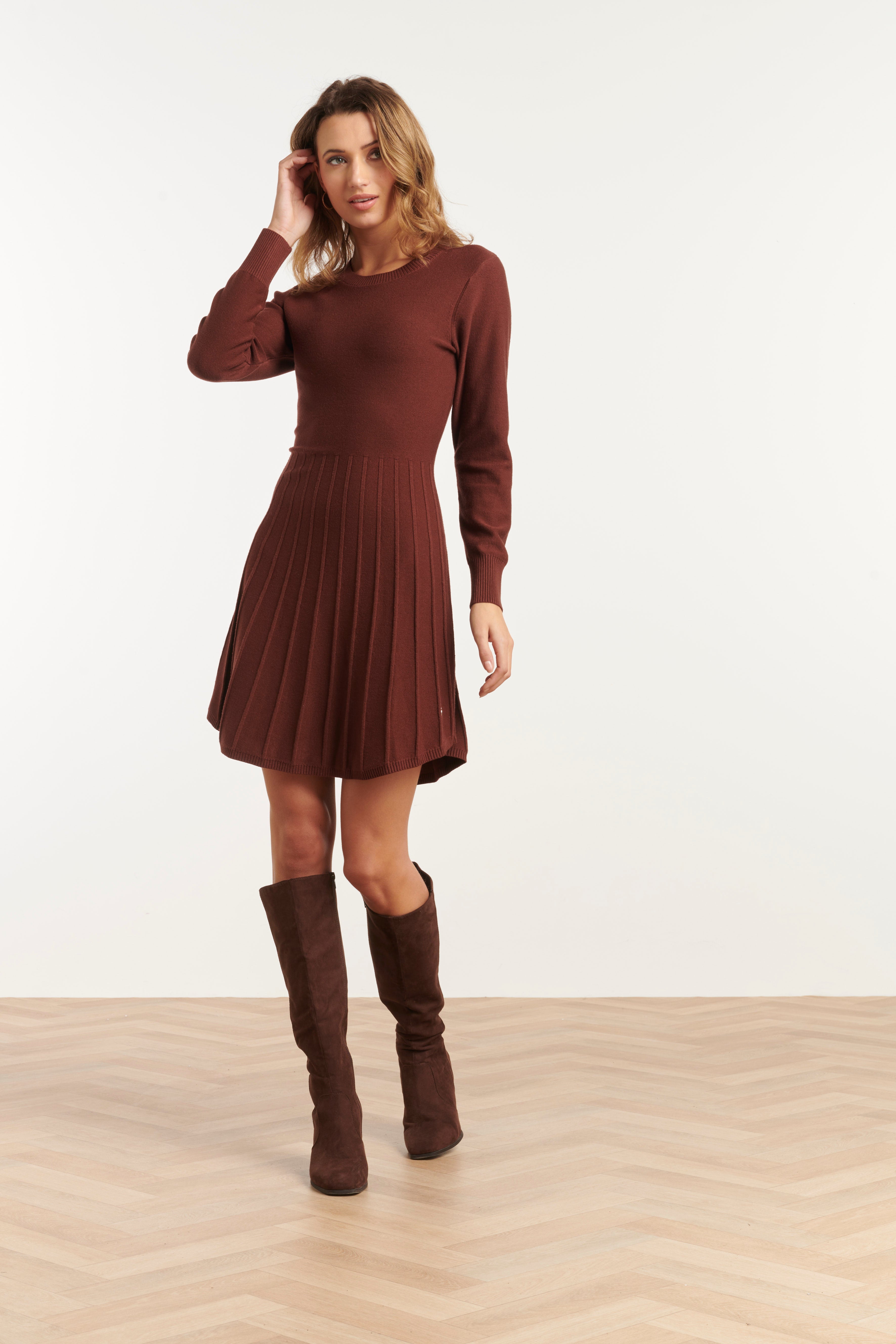 25745 – Smashed Lemon Gebreide jurk met elegante plooival | Brown