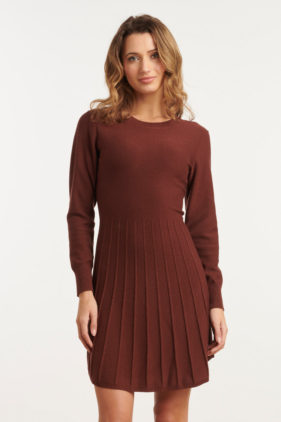 25745 – Smashed Lemon Gebreide jurk met elegante plooival | Brown