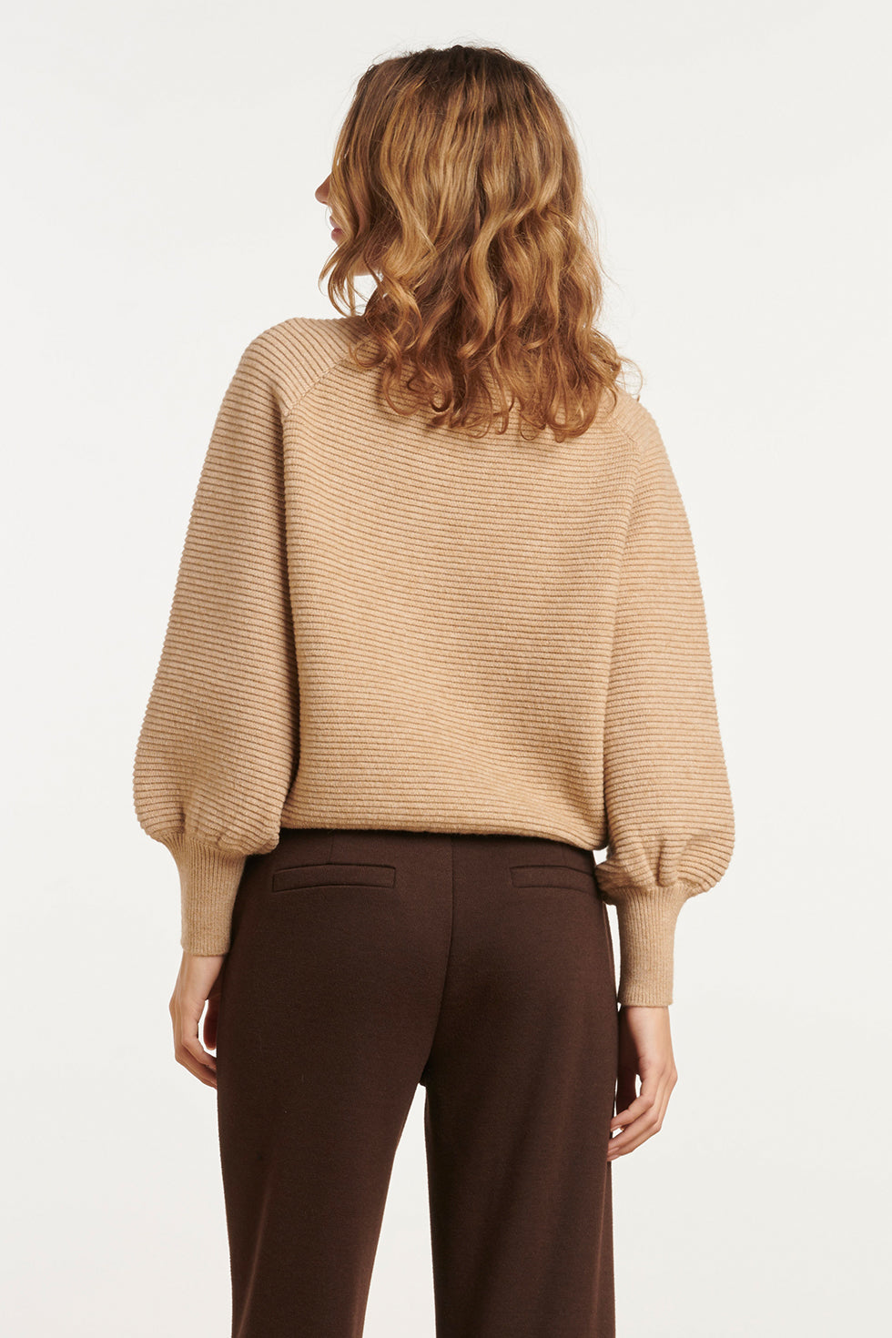 25747 – Gebreide Top Met Ballonmouwen | Sand