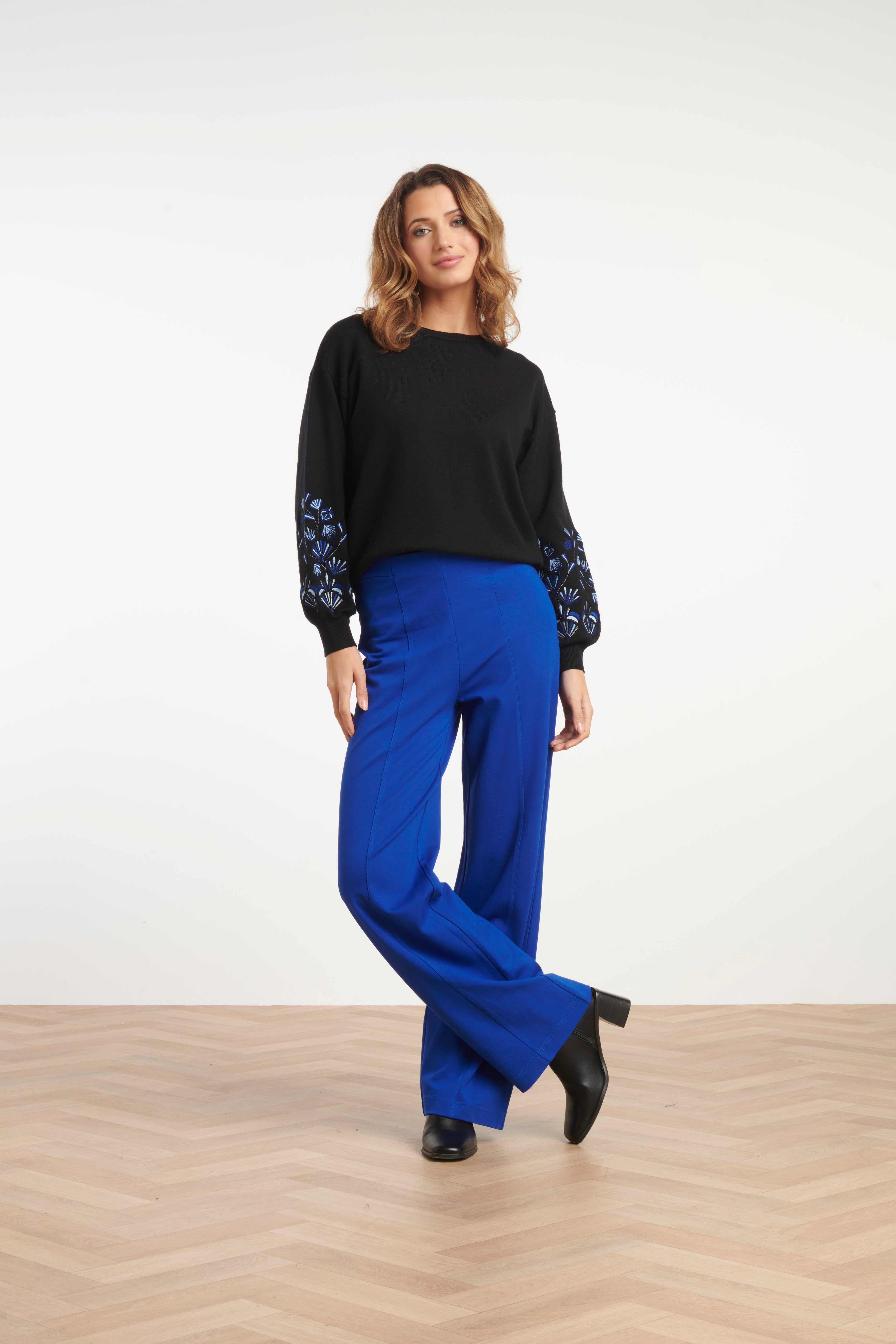 25750 – Smashed Lemon Gebreide top met geborduurd detail | Black - Muticolour