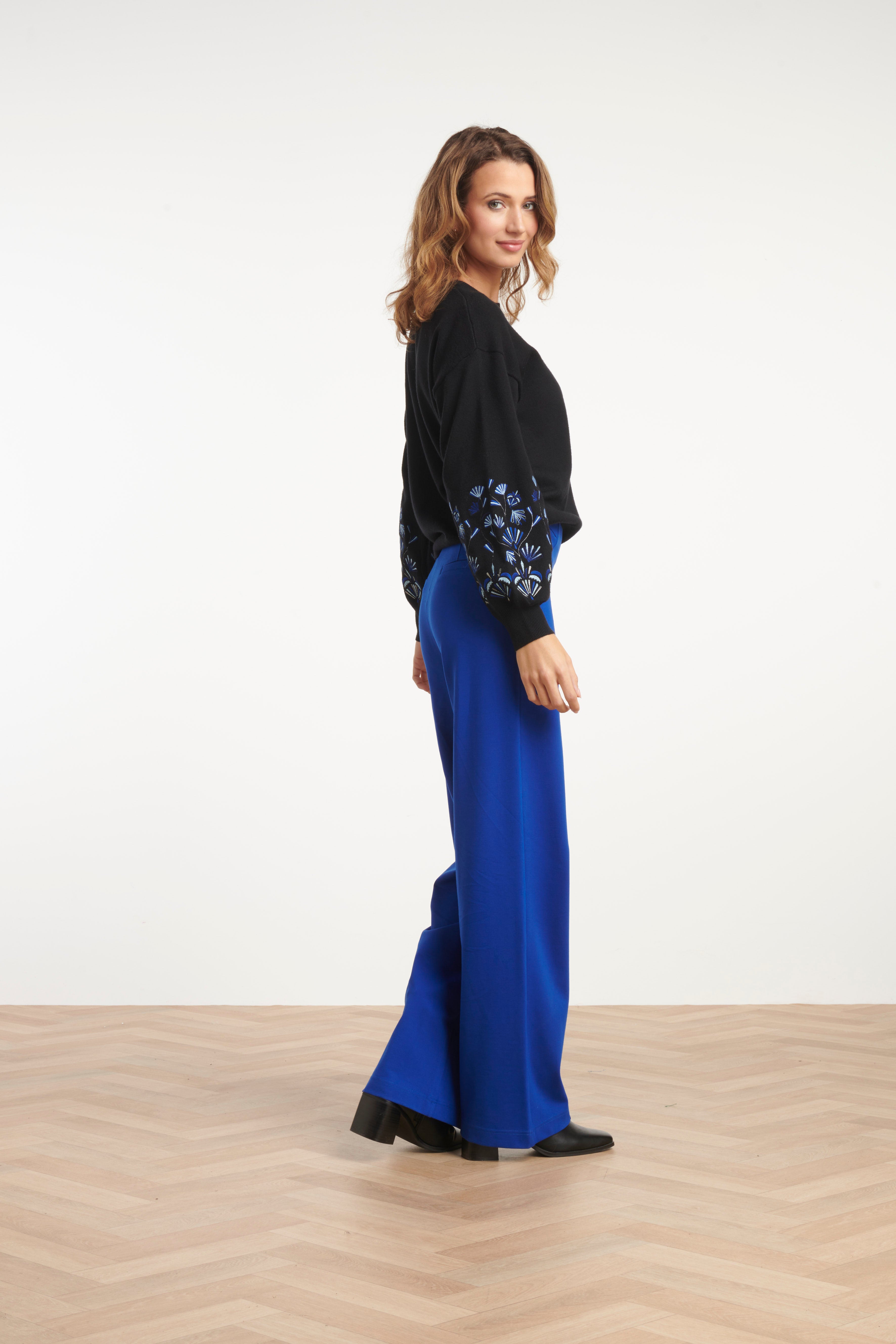 25750 – Smashed Lemon Gebreide top met geborduurd detail | Black - Muticolour