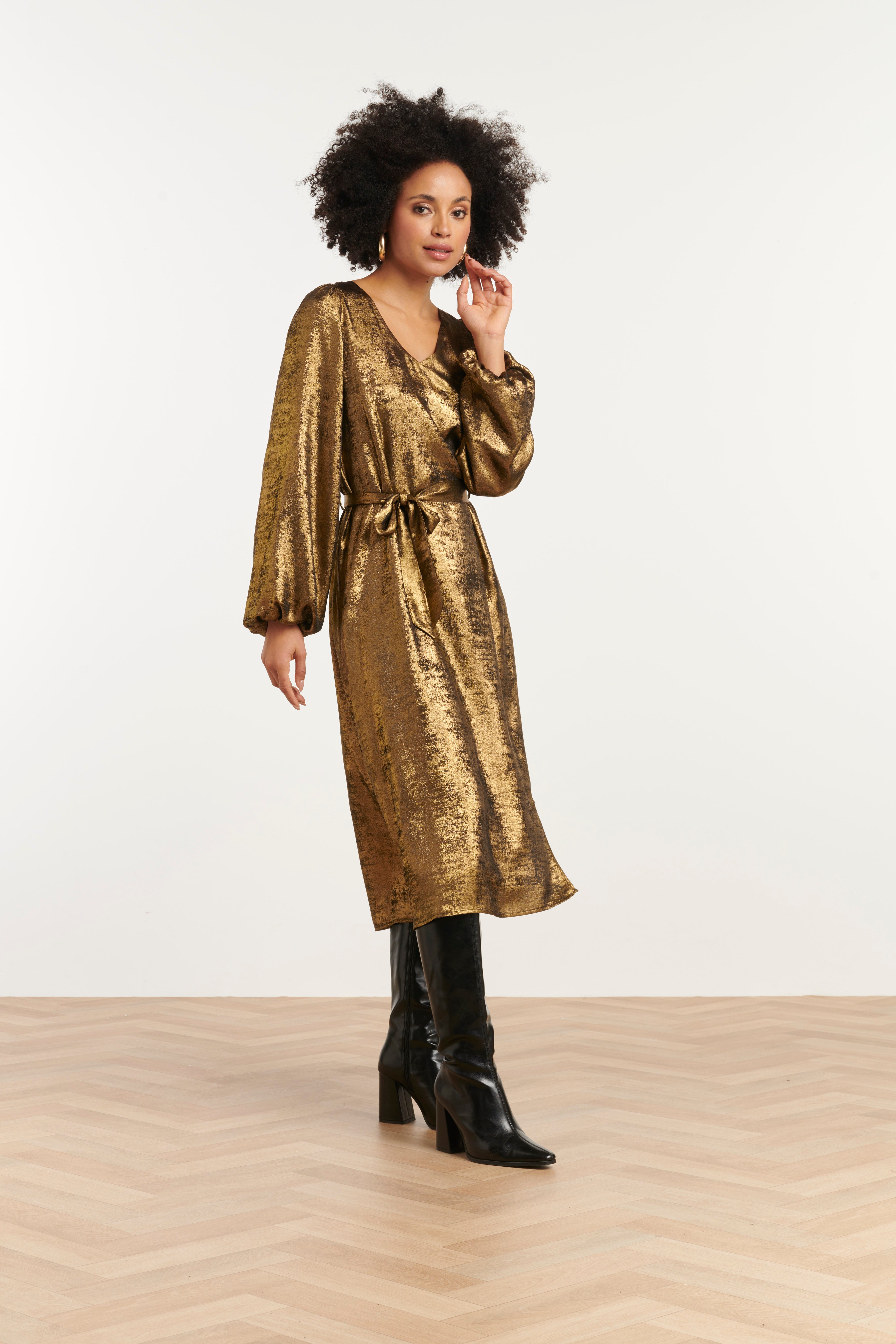 25753 – Smashed Lemon Glanzende midi-jurk met V-hals | Gold