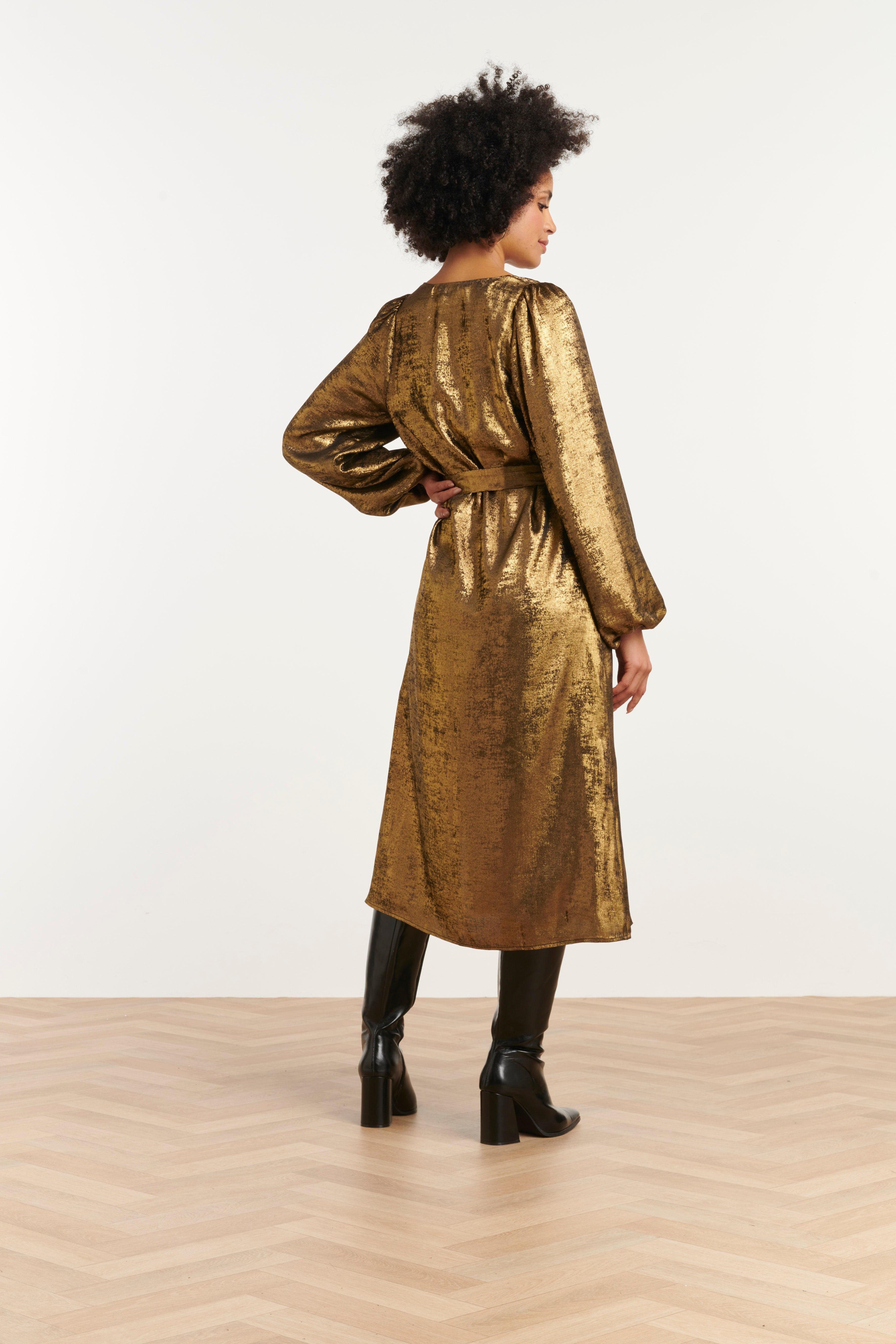 25753 – Smashed Lemon Glanzende midi-jurk met V-hals | Gold