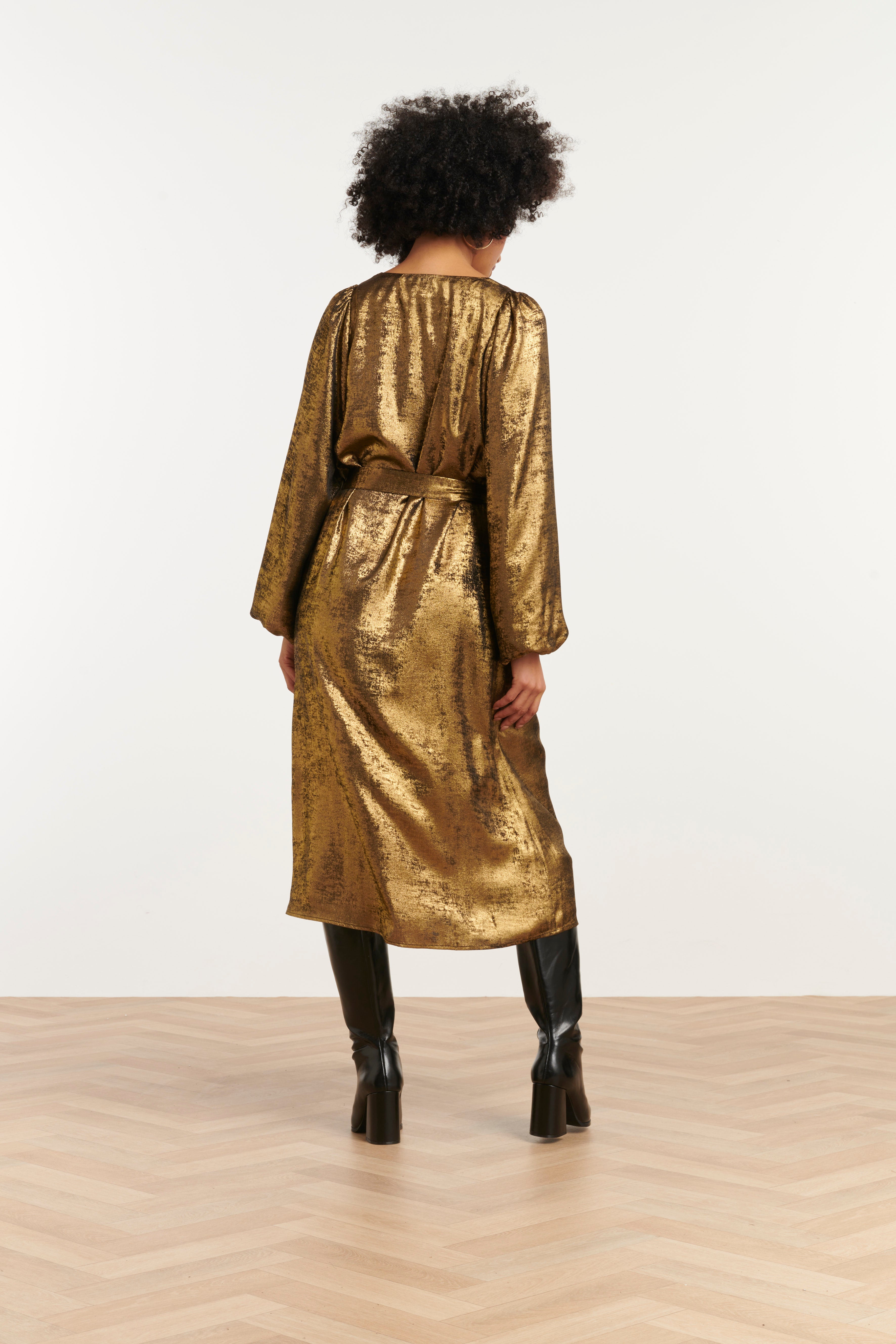 25753 – Smashed Lemon Glanzende midi-jurk met V-hals | Gold