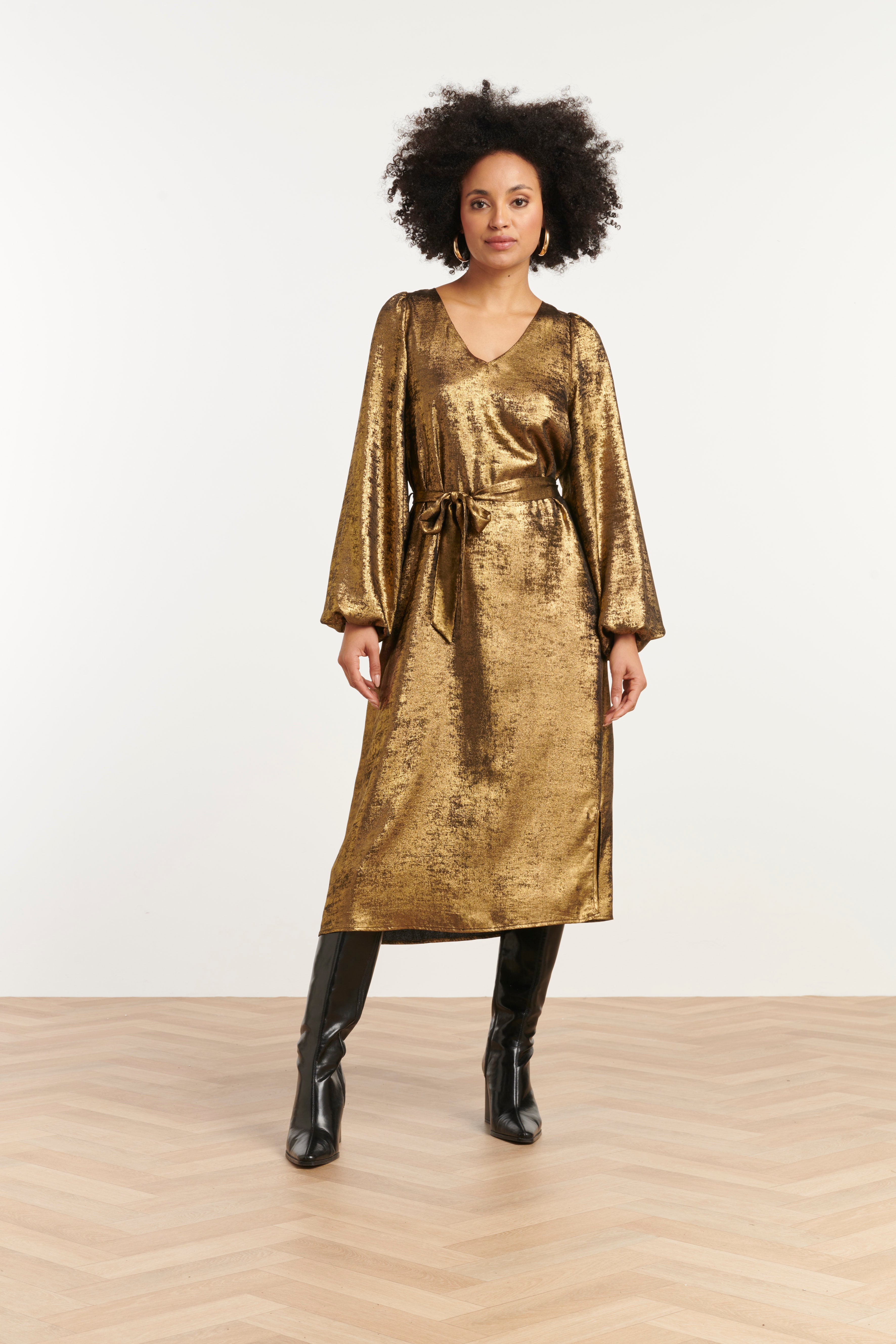25753 – Smashed Lemon Glanzende midi-jurk met V-hals | Gold