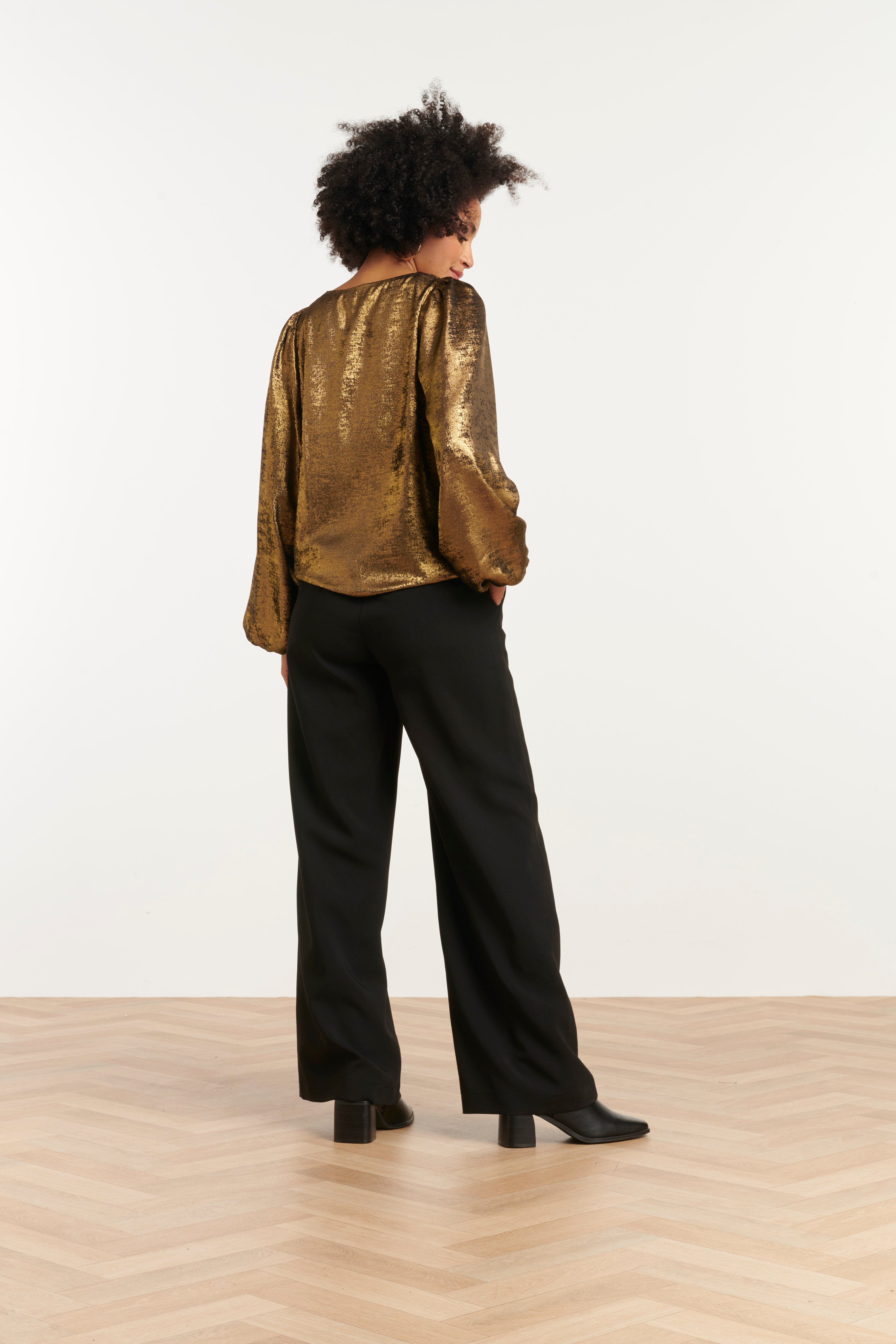 25754 – Glanzende Top Met Losse Fit | Gold