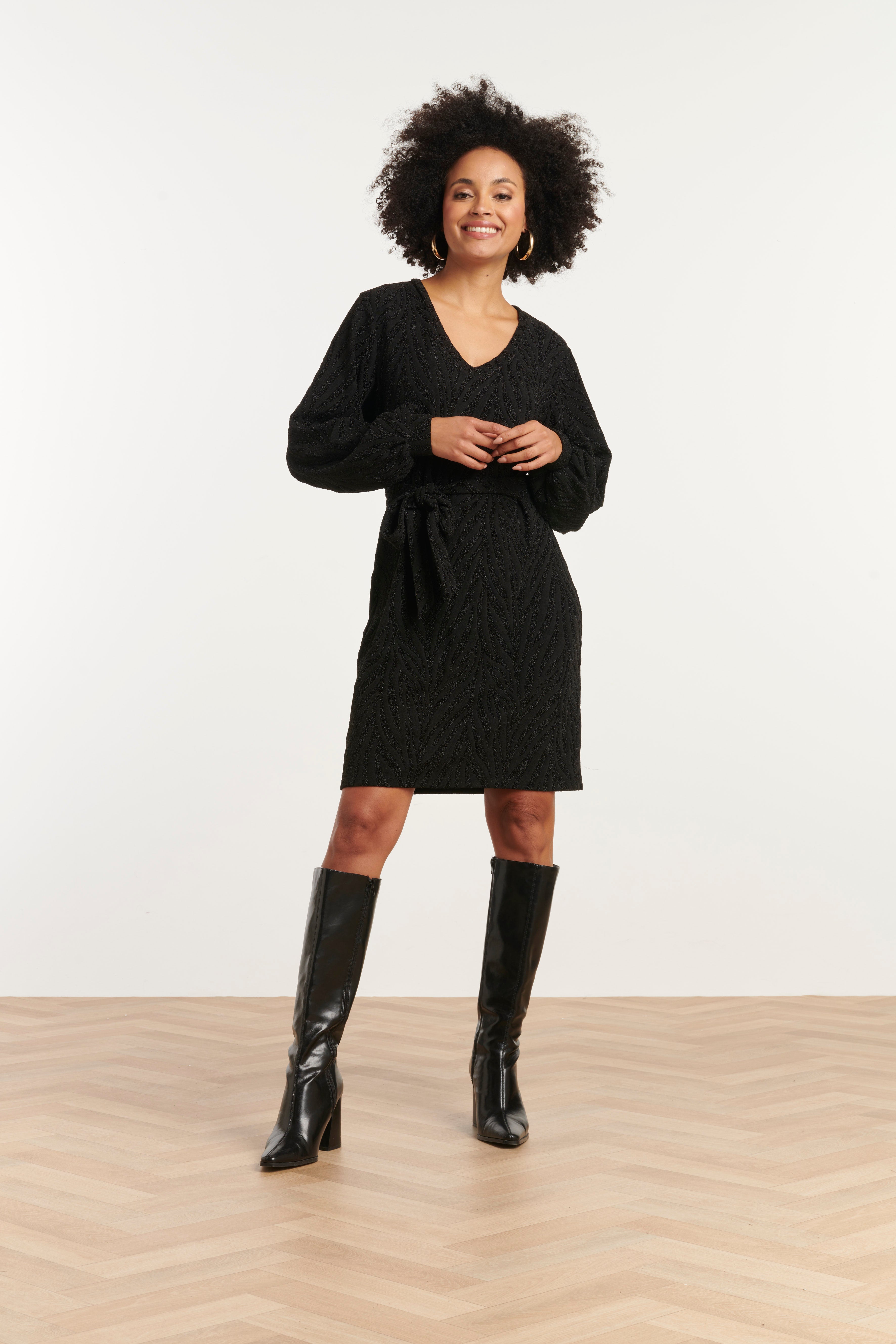 25758 – Gebreide Jurk Met Subtiel Jacquard Dessin | Black