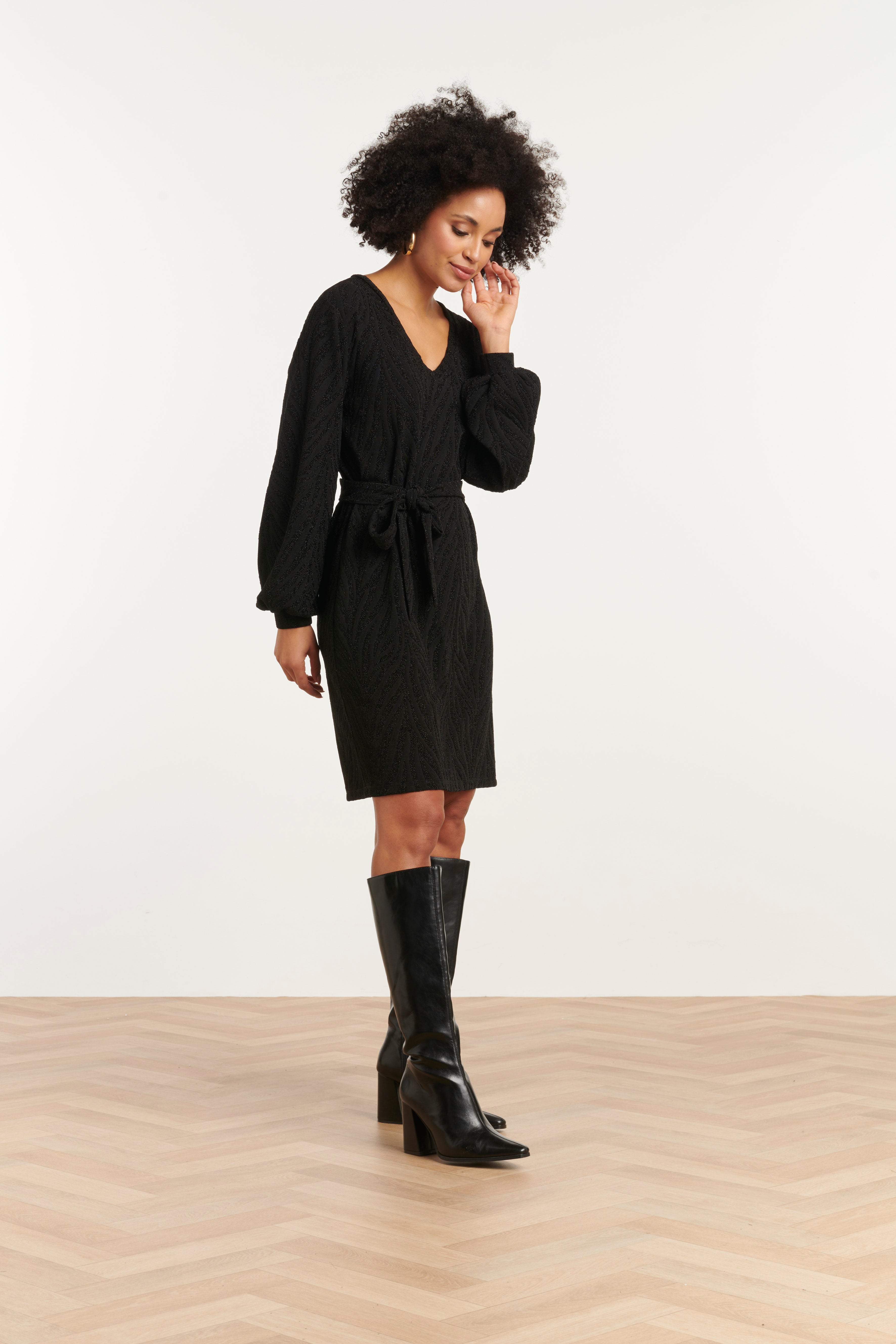 25758 – Gebreide Jurk Met Subtiel Jacquard Dessin | Black