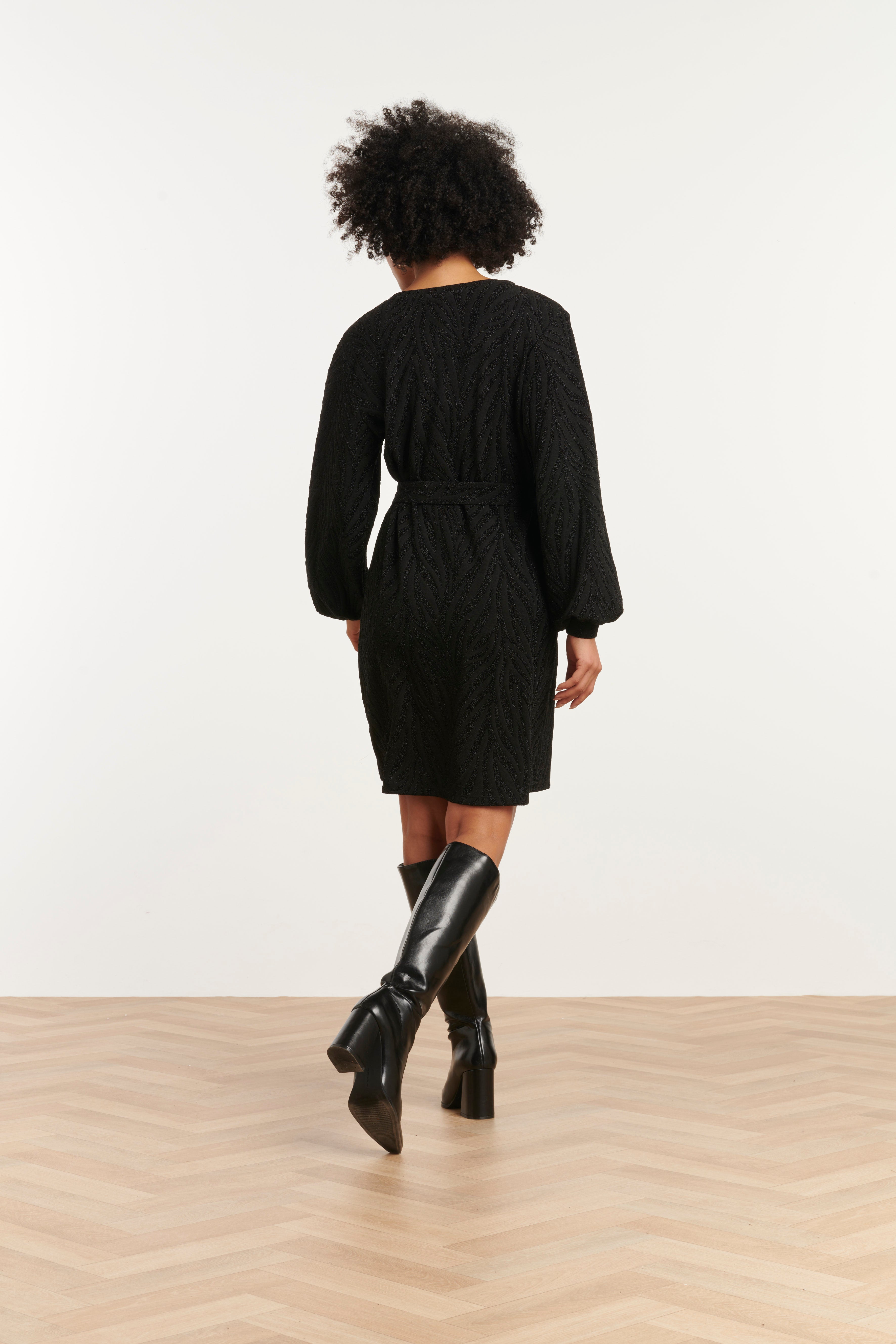 25758 – Gebreide Jurk Met Subtiel Jacquard Dessin | Black