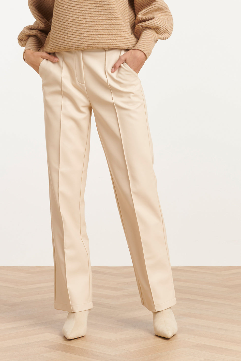25760 – Pu Broek Met Metallic Finish | Off White