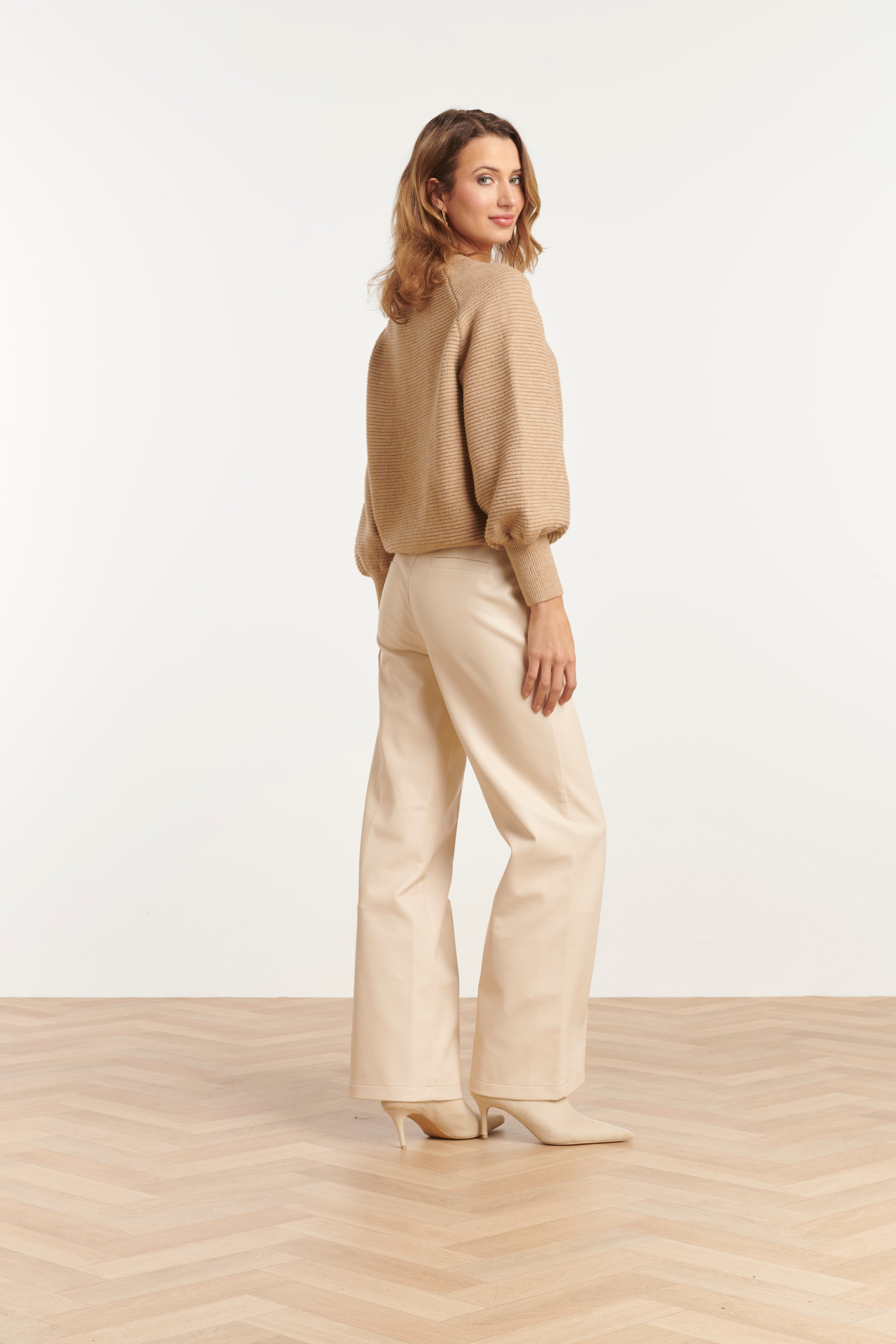25760 – Pu Broek Met Metallic Finish | Off White