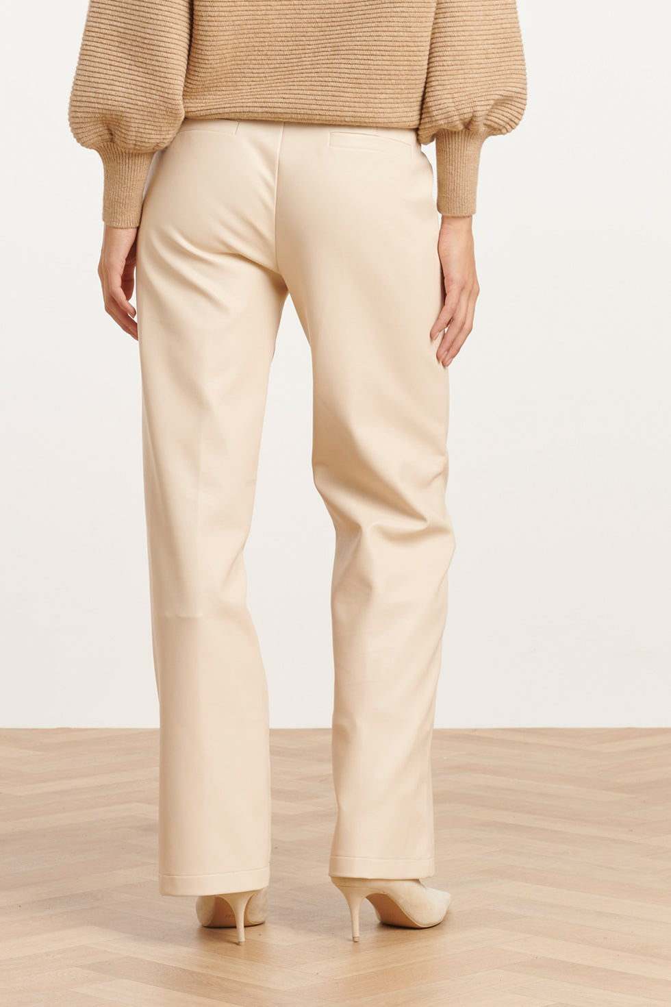 25760 – Pu Broek Met Metallic Finish | Off White