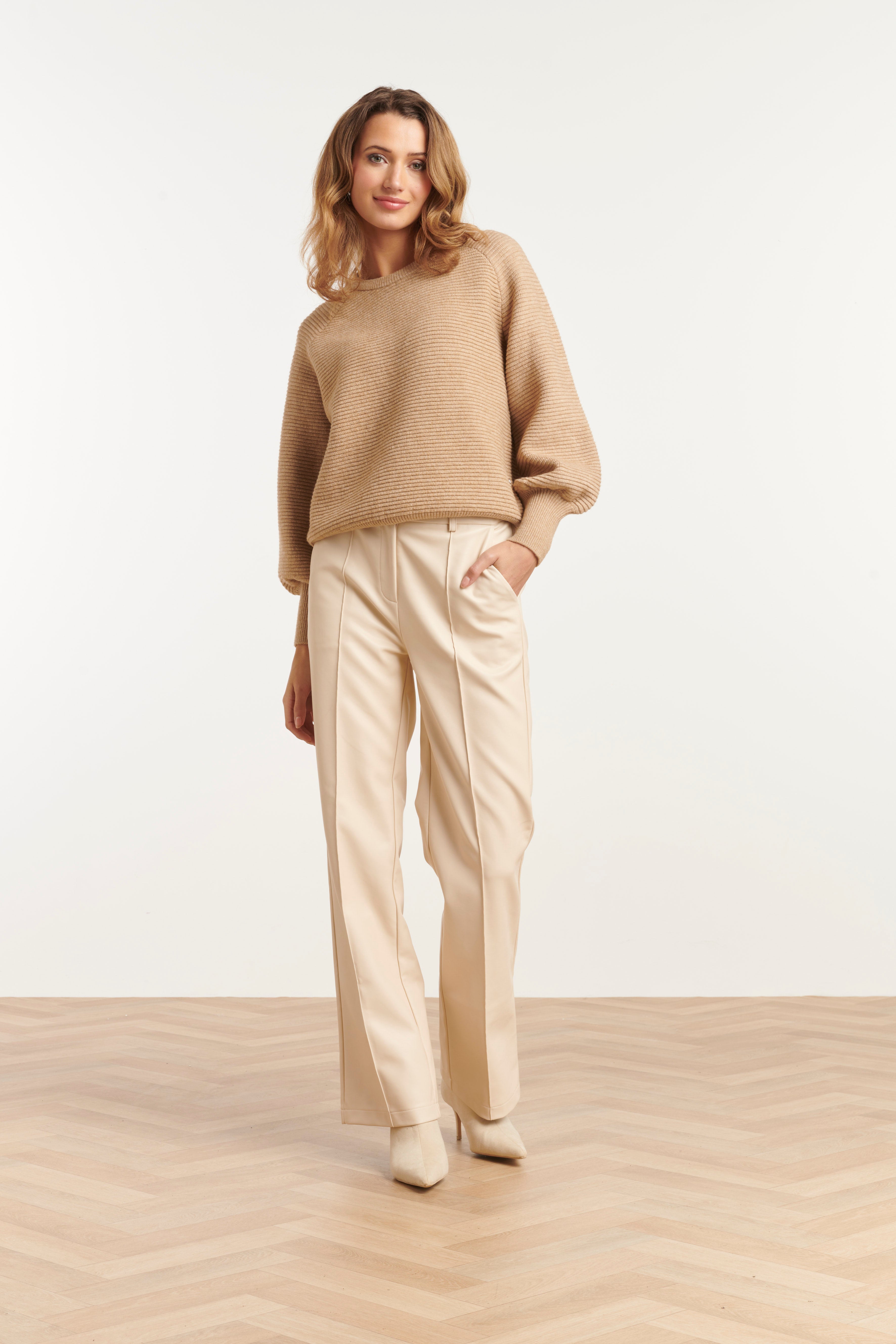 25760 – Pu Broek Met Metallic Finish | Off White