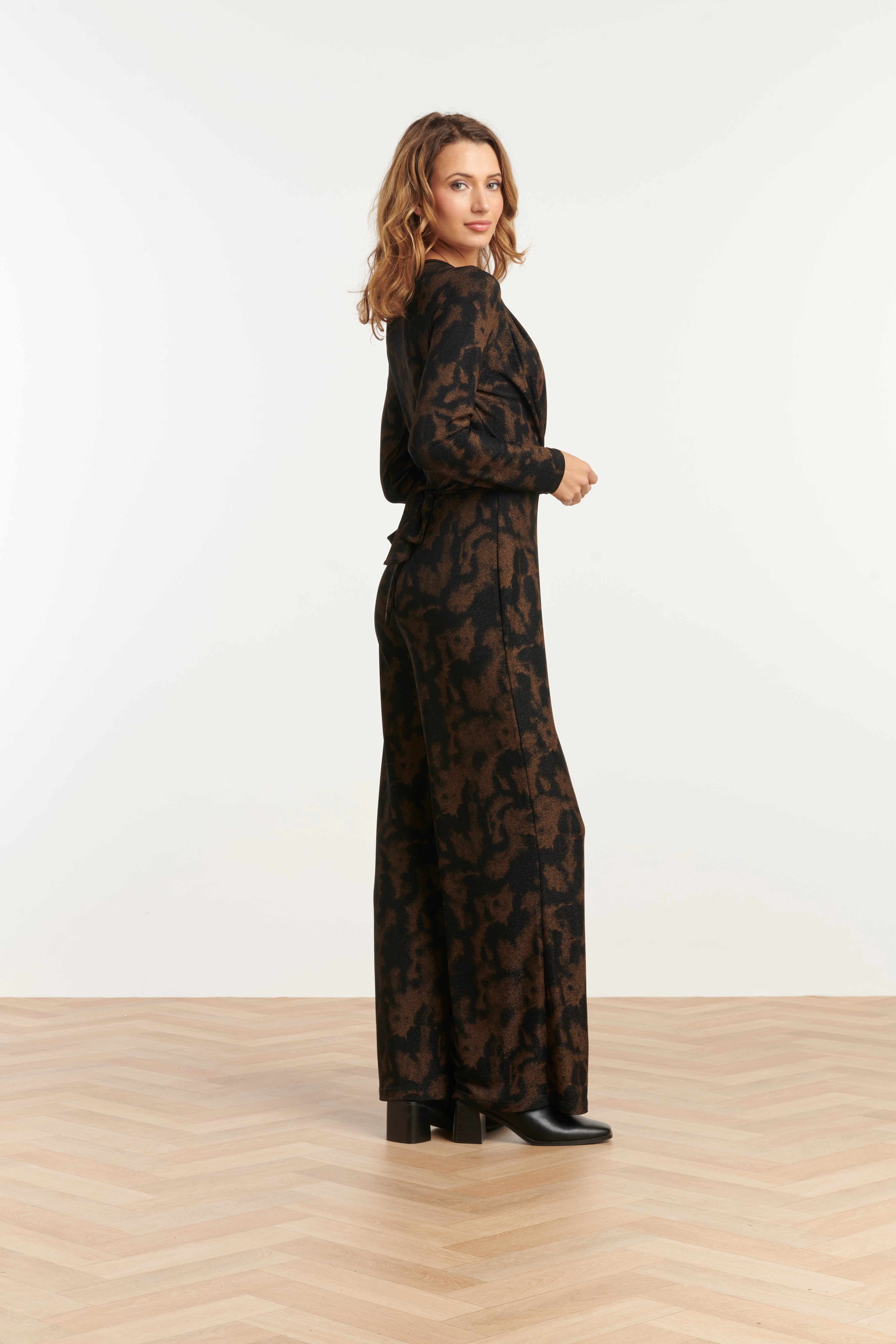 25767 – Smashed Lemon Jumpsuit met abstracte print | Black - Gold