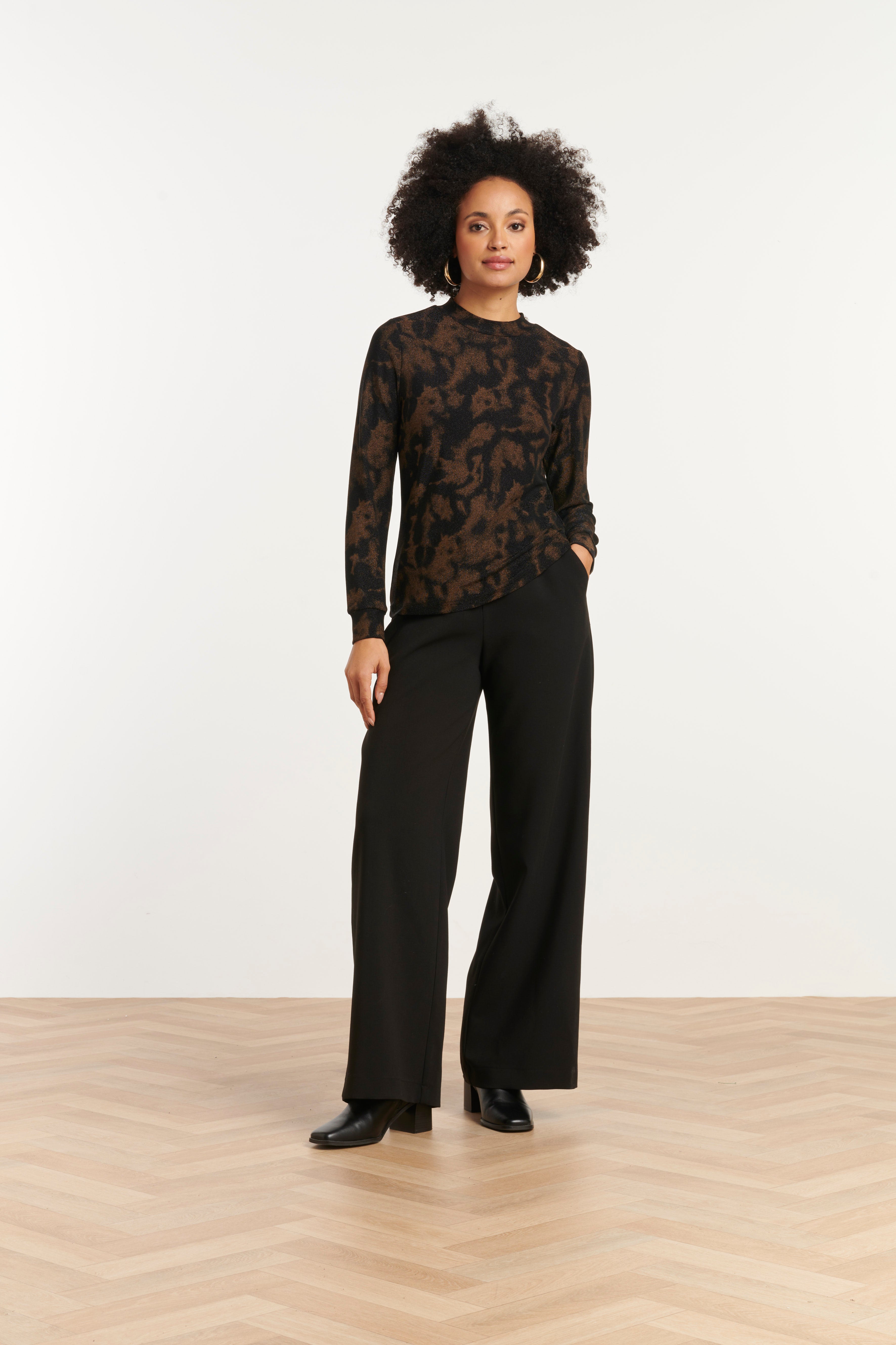 25768 – Smashed Lemon Top met abstracte print | Black - Gold