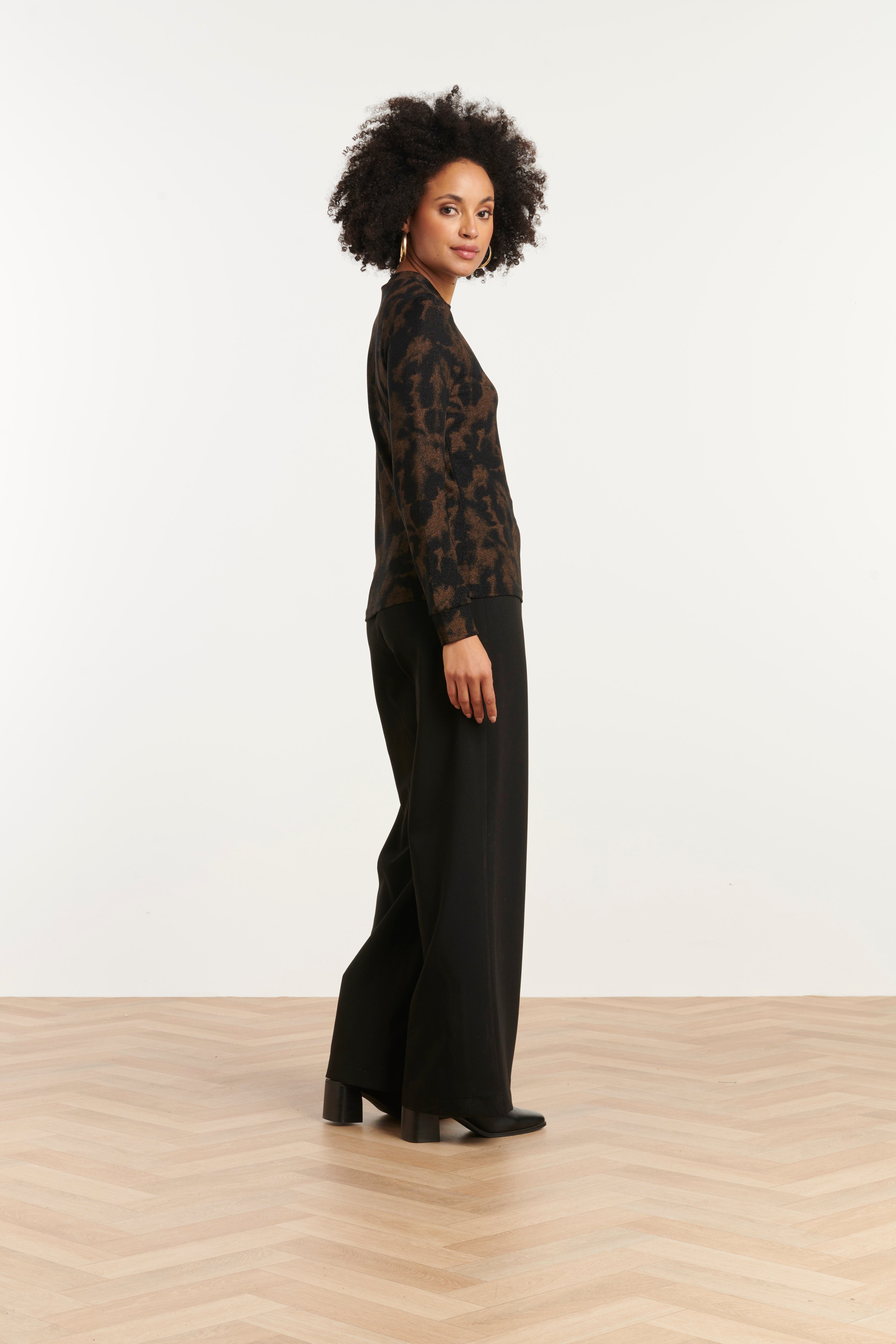 25768 – Top Met Abstracte Print | Black - Gold