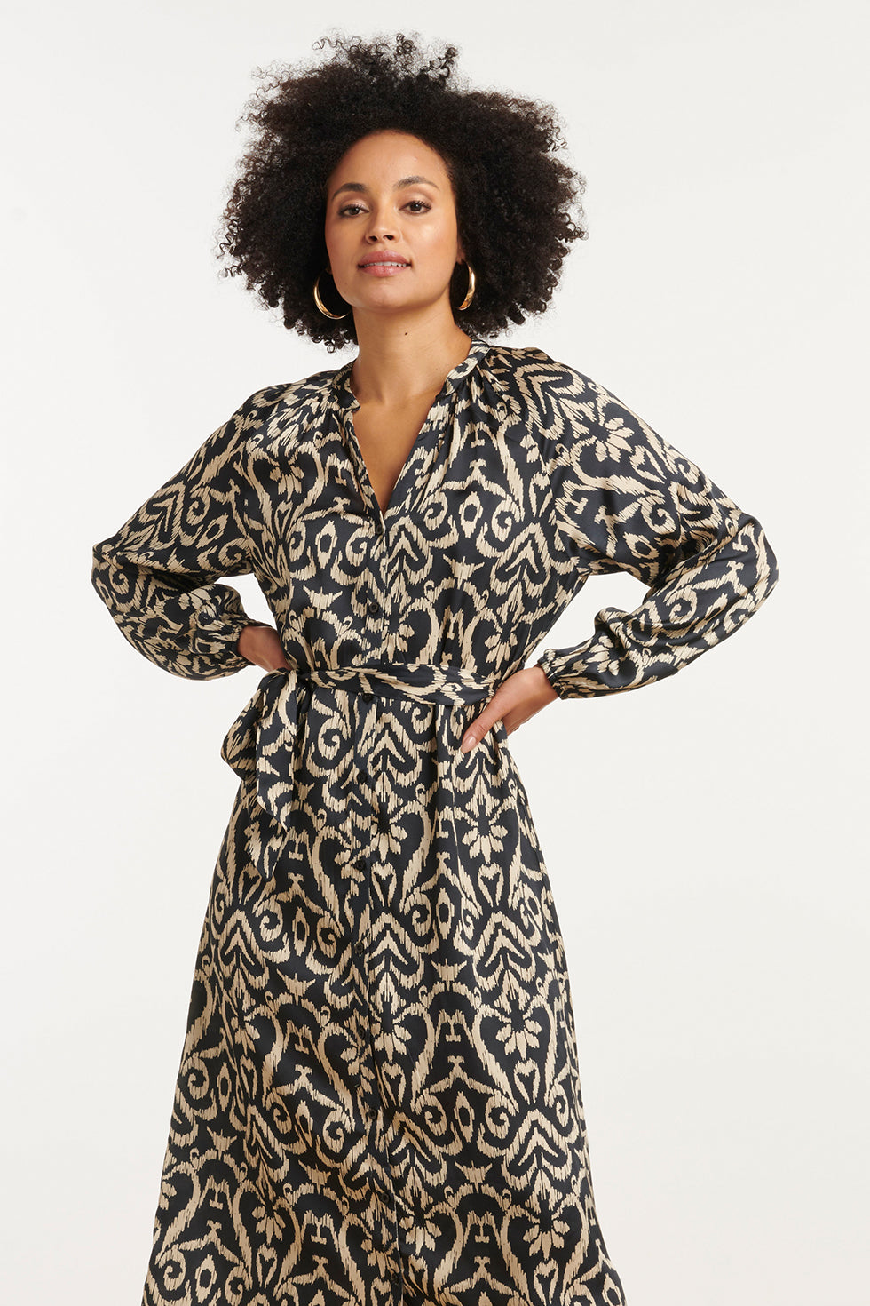 25775 – Midi Jurk Van Satijn Viscose Met Aztec Print | Black - Sand