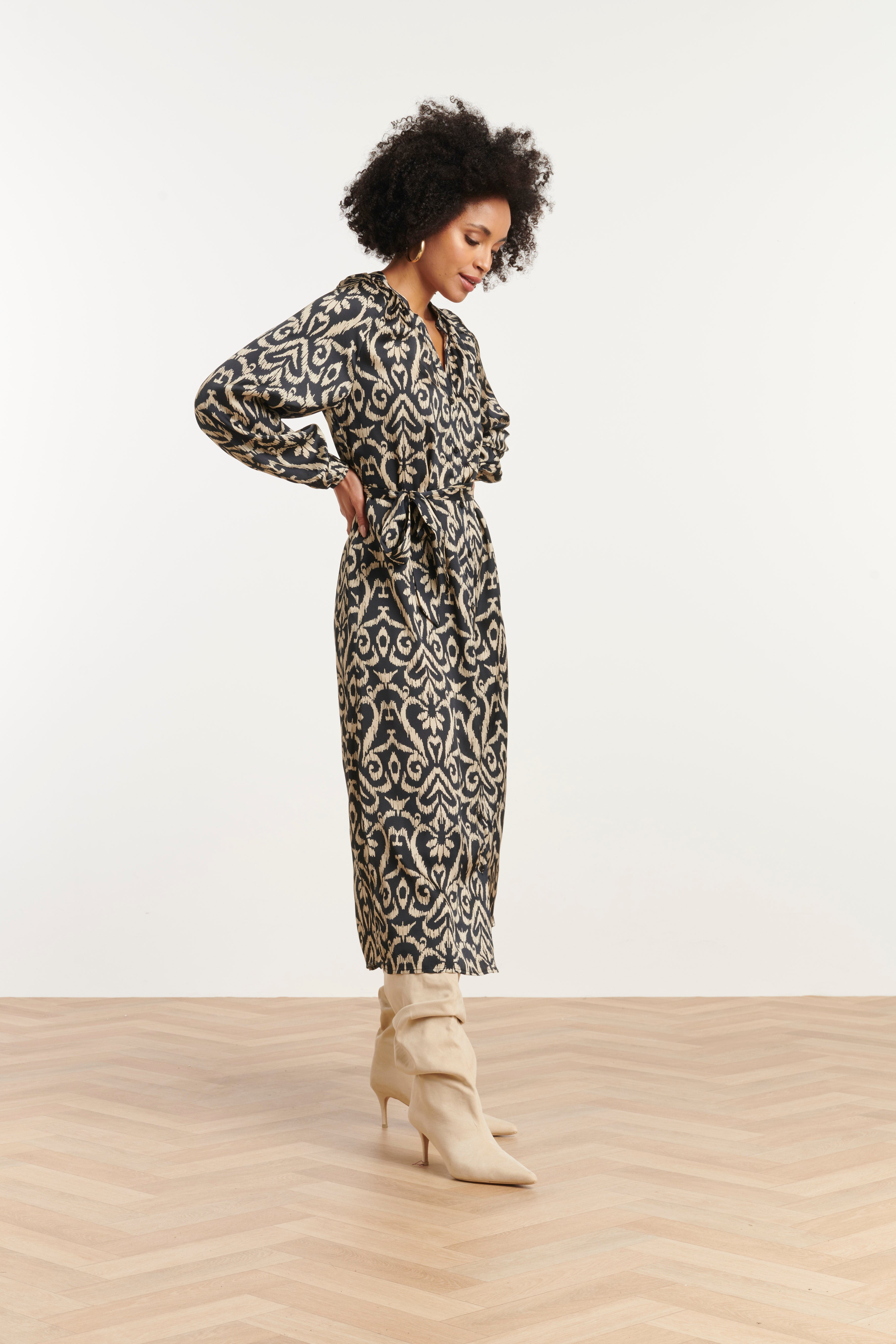 25775 – Midi Jurk Van Satijn Viscose Met Aztec Print | Black - Sand