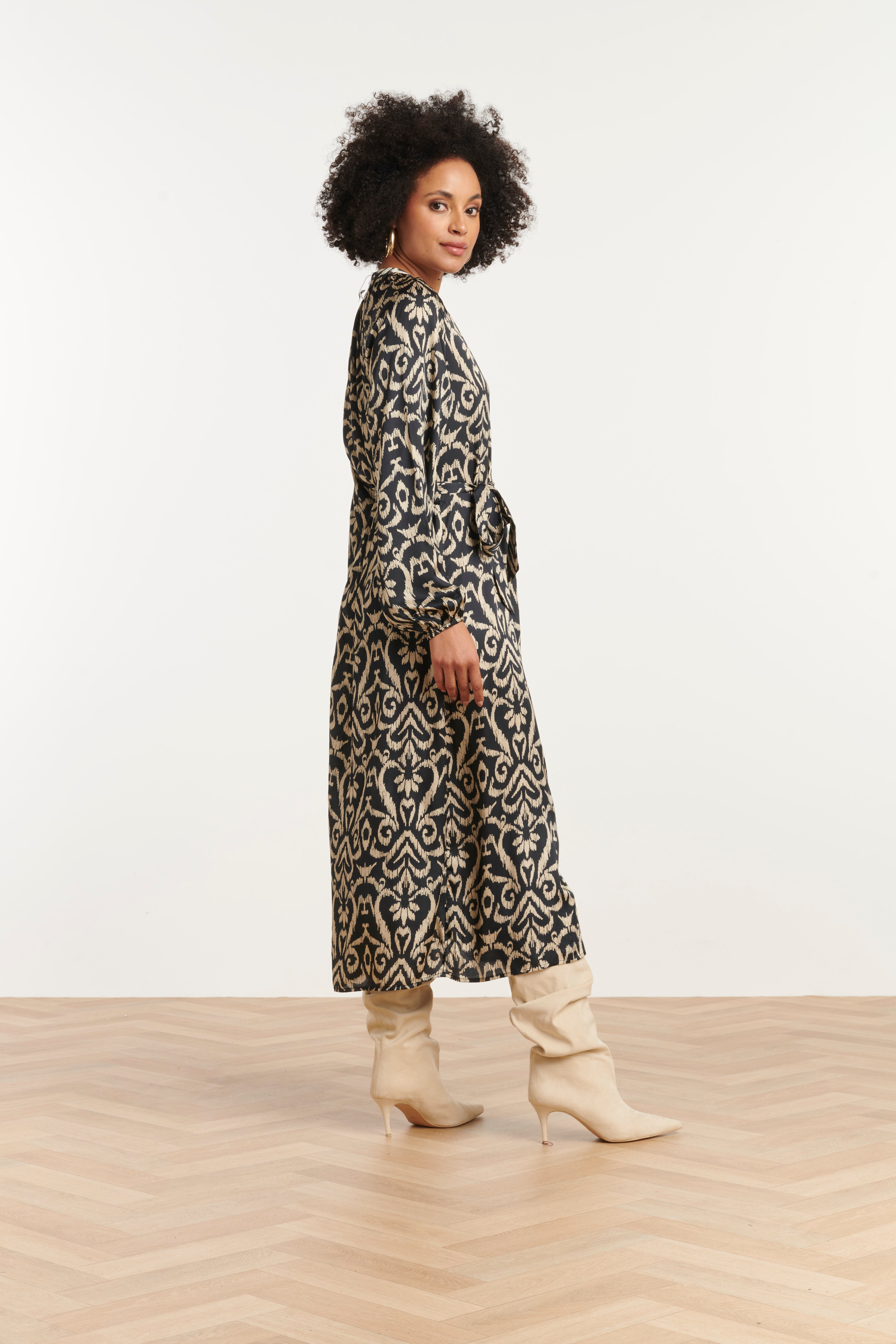 25775 – Midi Jurk Van Satijn Viscose Met Aztec Print | Black - Sand