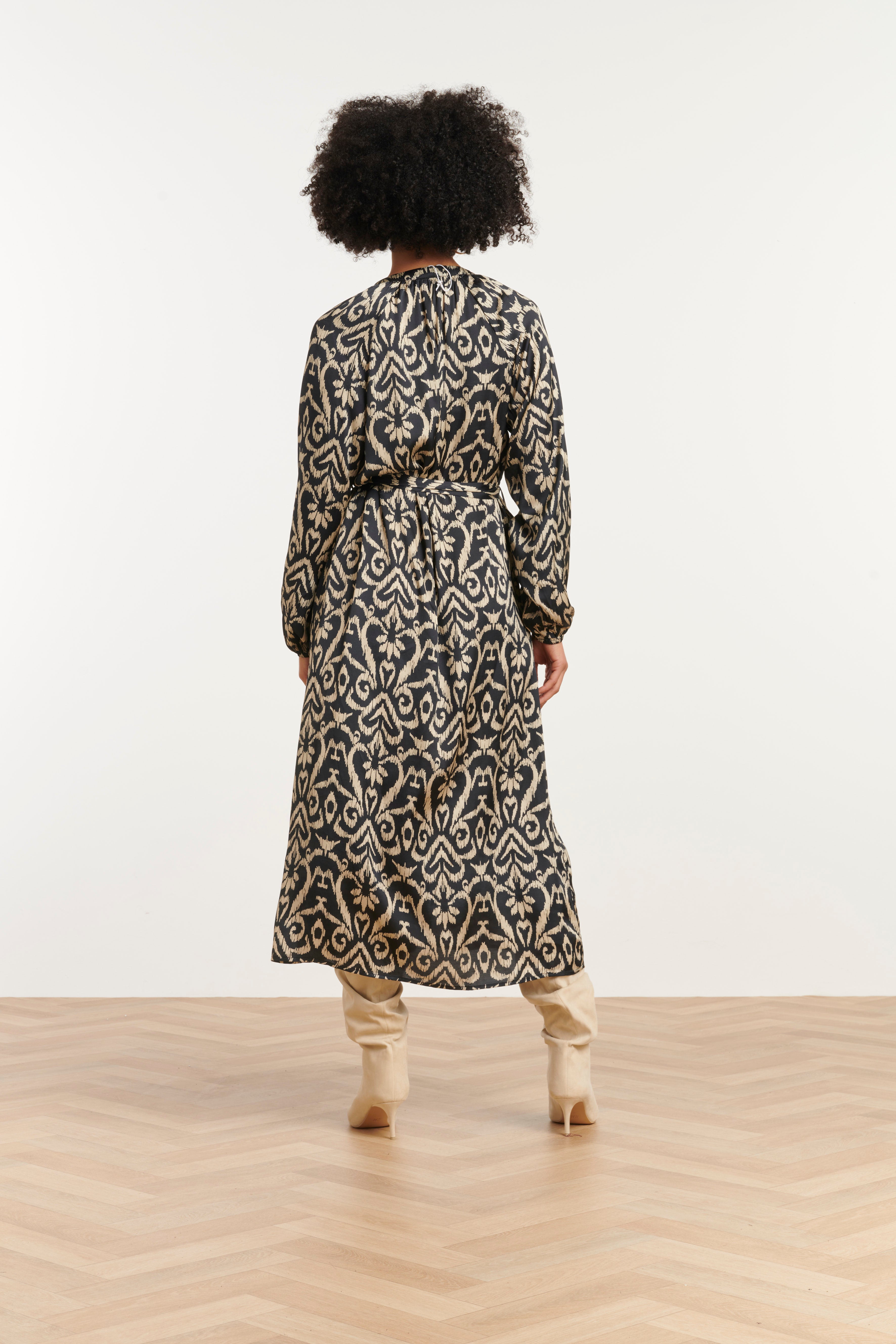 25775 – Midi Jurk Van Satijn Viscose Met Aztec Print | Black - Sand