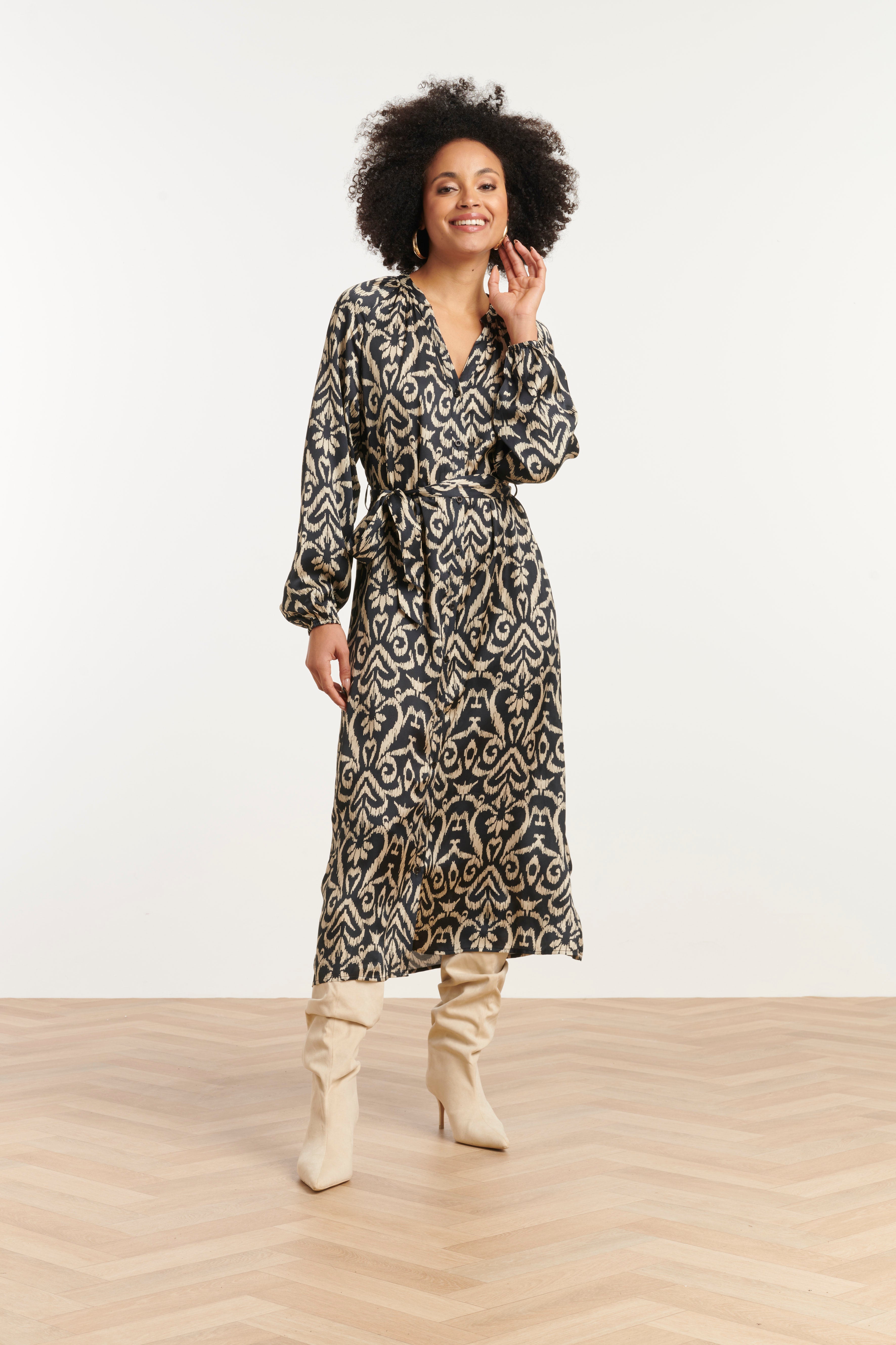 25775 – Midi Jurk Van Satijn Viscose Met Aztec Print | Black - Sand