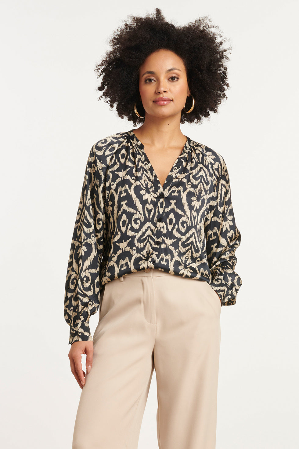 25776 – Satijn Viscose Blouse Met Aztec Print | Black - Sand