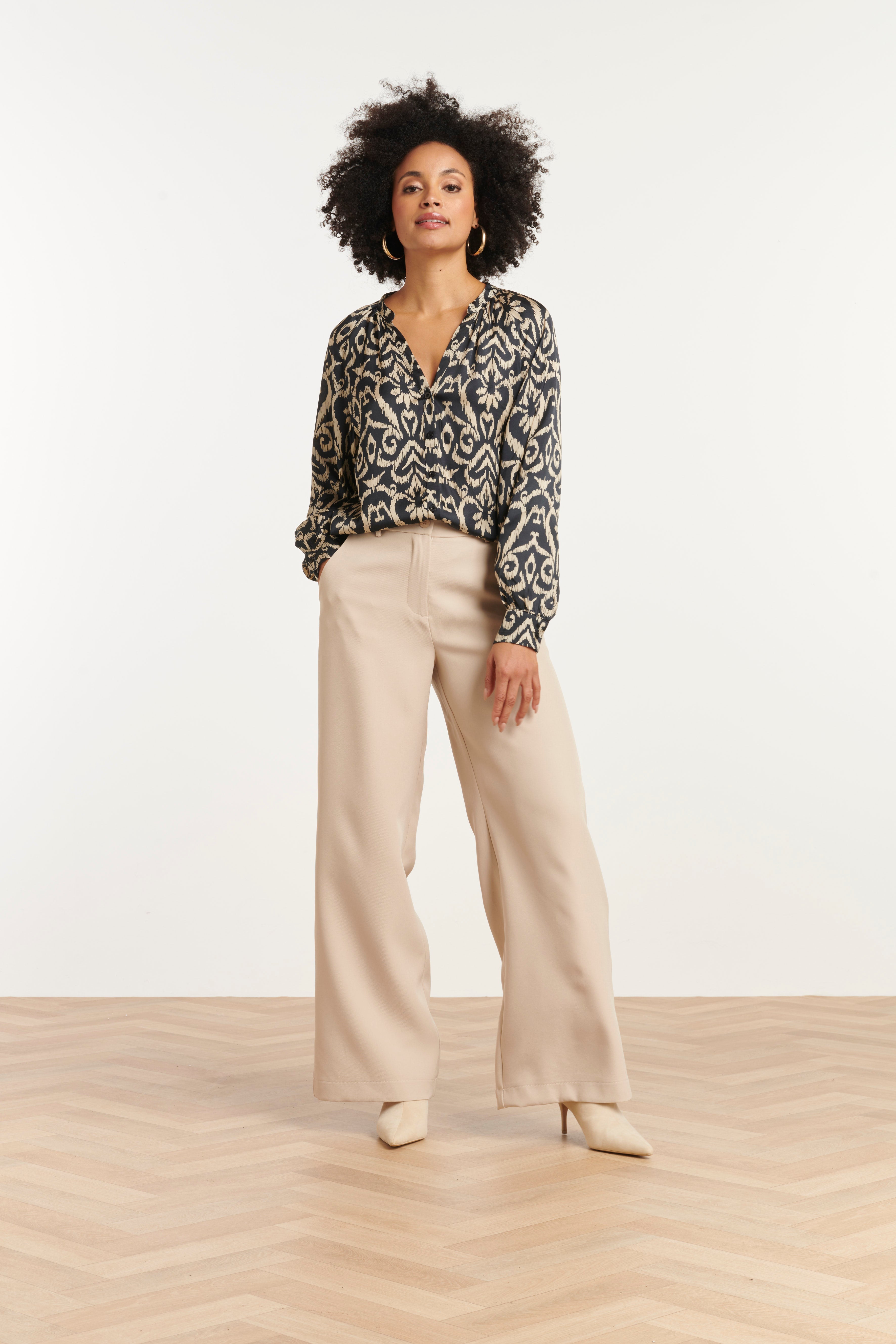 25776 – Smashed Lemon Satijn viscose blouse met Aztec print | Black - Sand