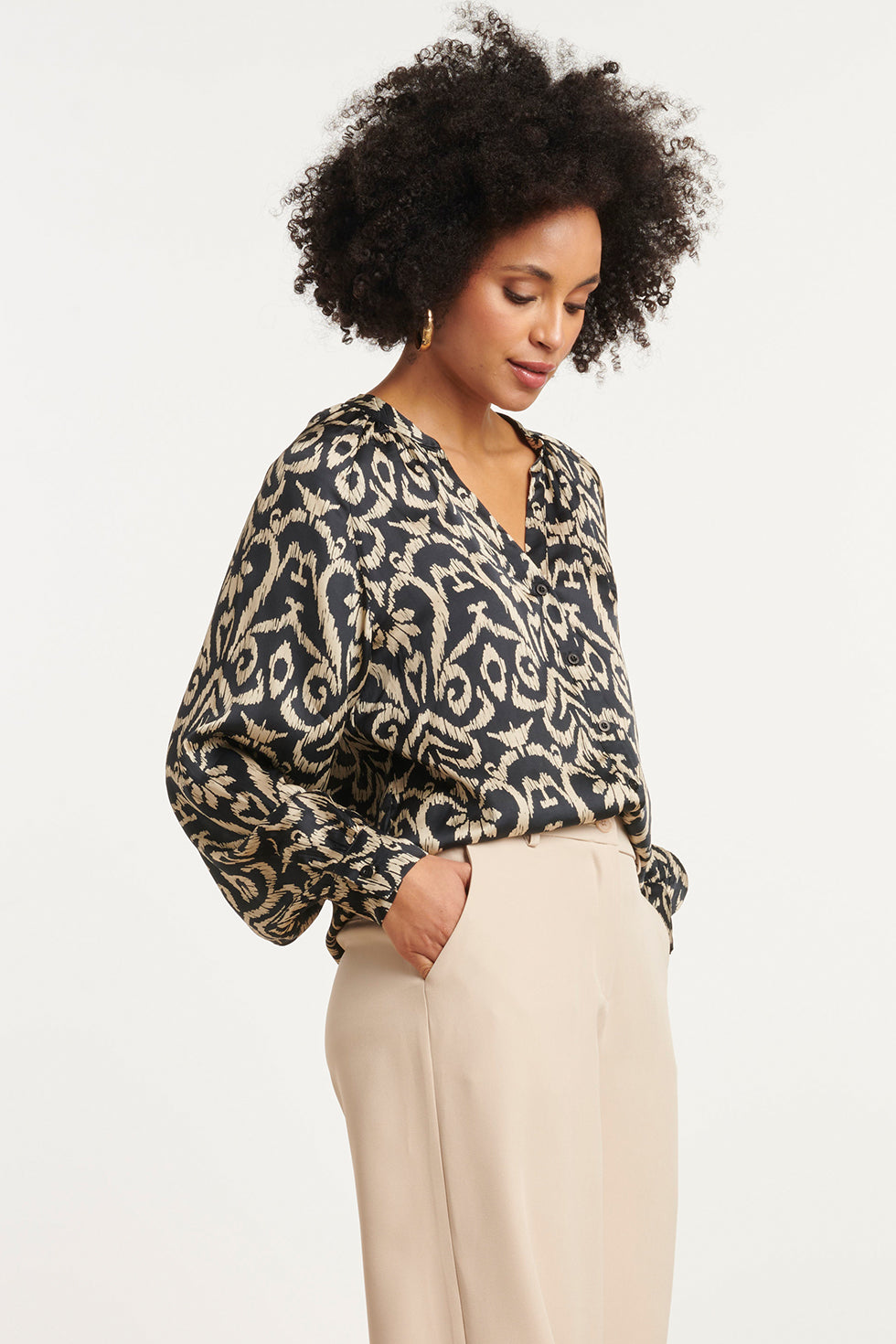 25776 – Smashed Lemon Satijn viscose blouse met Aztec print | Black - Sand