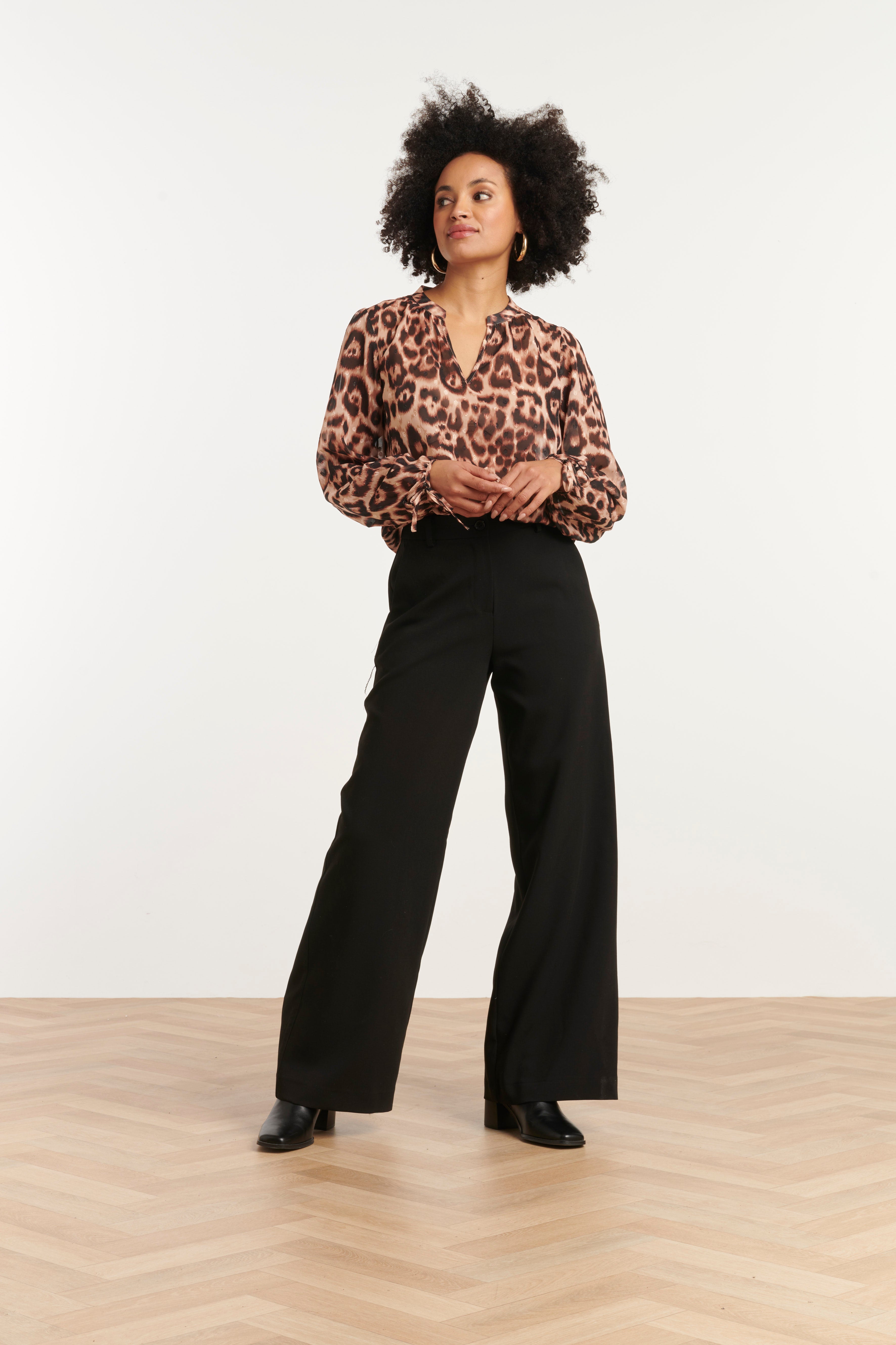 25777 – Top Met DierEnprint en Strikdetail | Black - Sand