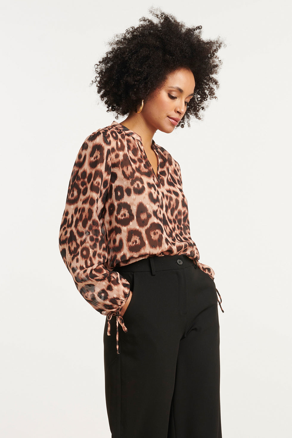 25777 – Top Met DierEnprint en Strikdetail | Black - Sand