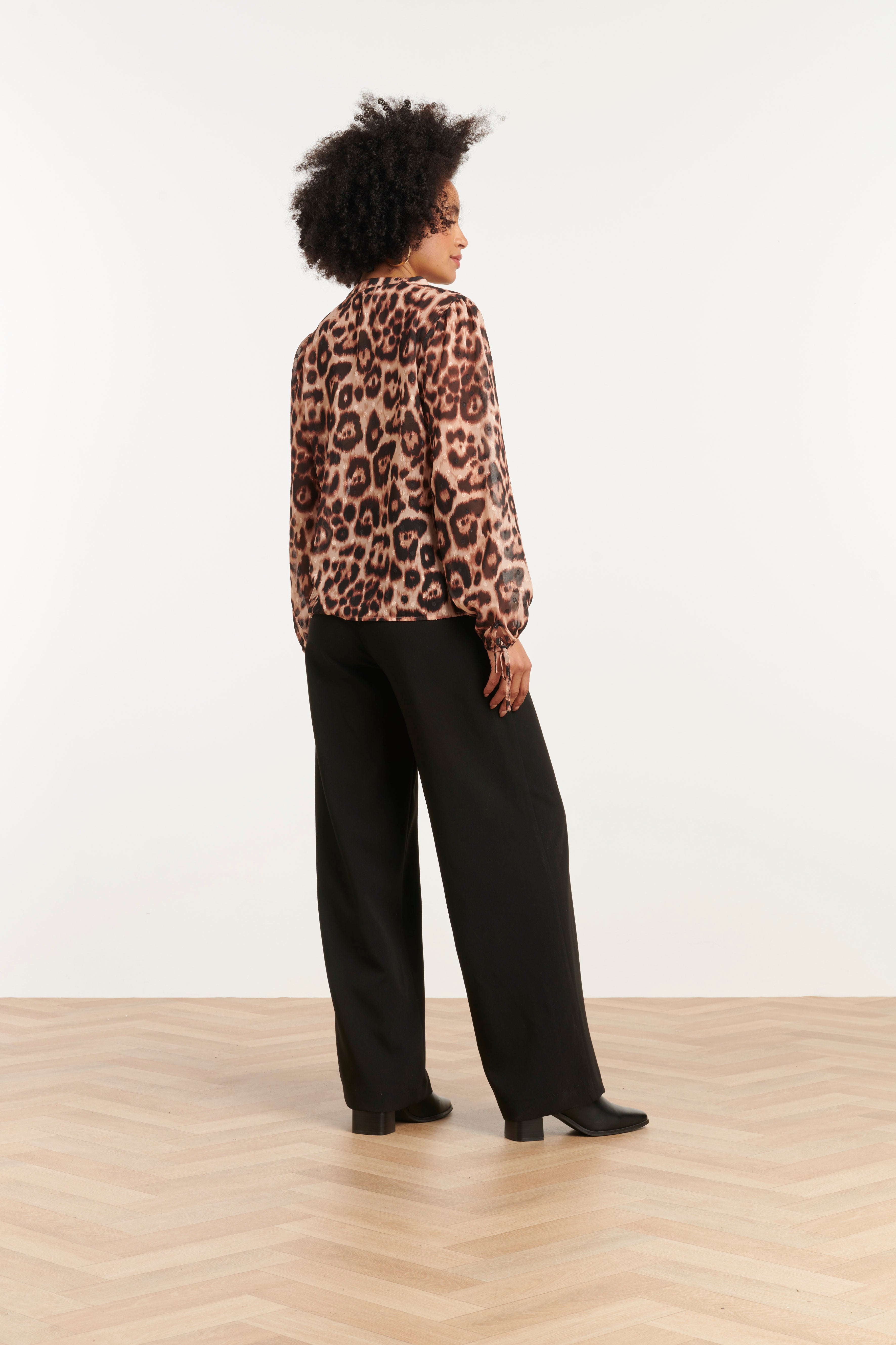 25777 – Top Met DierEnprint en Strikdetail | Black - Sand