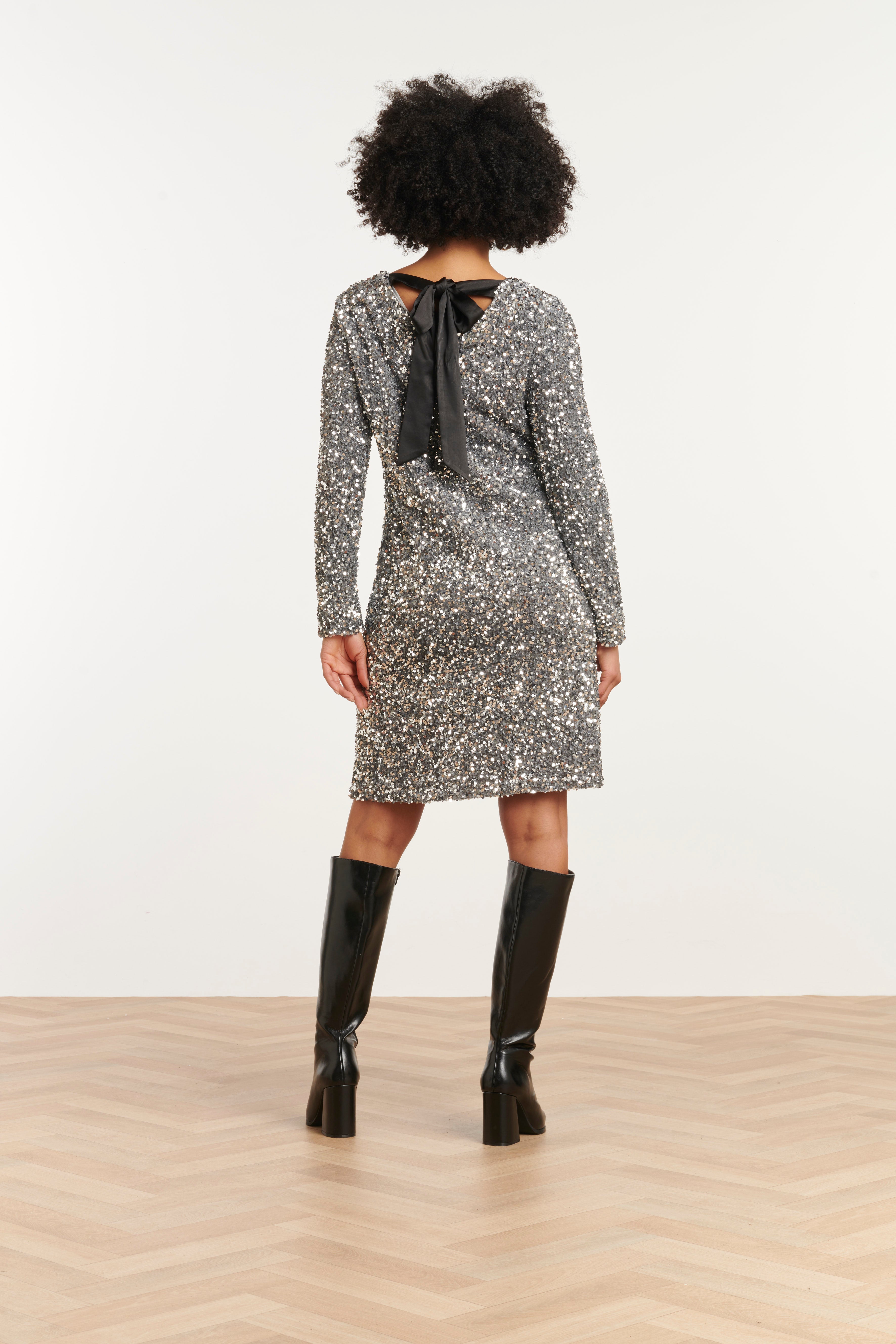 25783 – Pailletten Jurk Met Satijnen Strikdetail | Silver