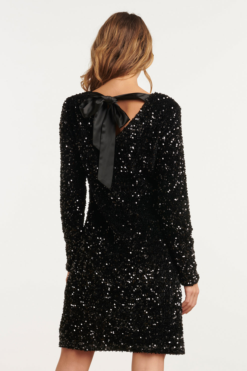 25783 – Smashed Lemon Pailletten jurk met satijnen strikdetail | Black