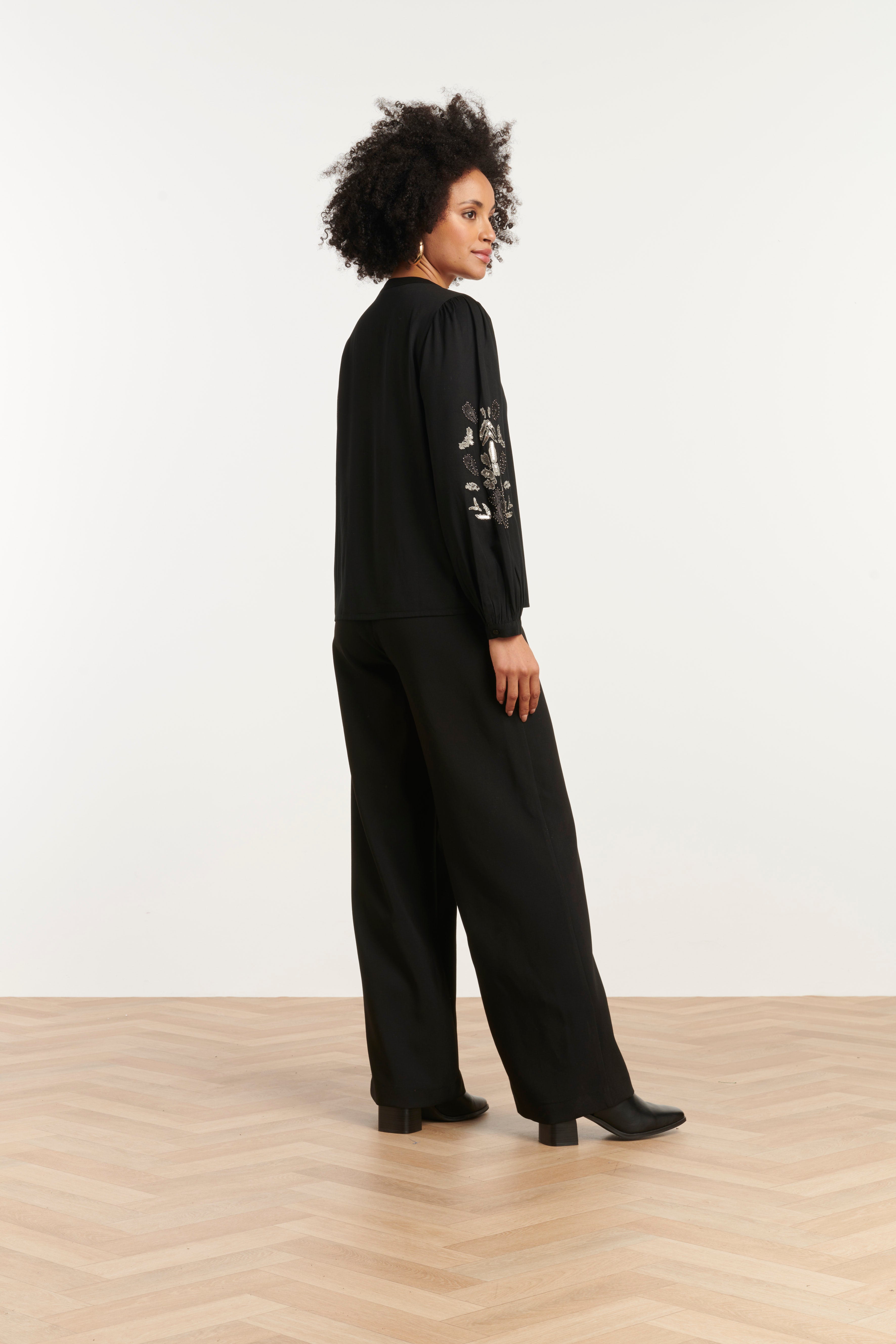 25795 – Smashed Lemon Top met handgeborduurde mouwen | Black - Silver