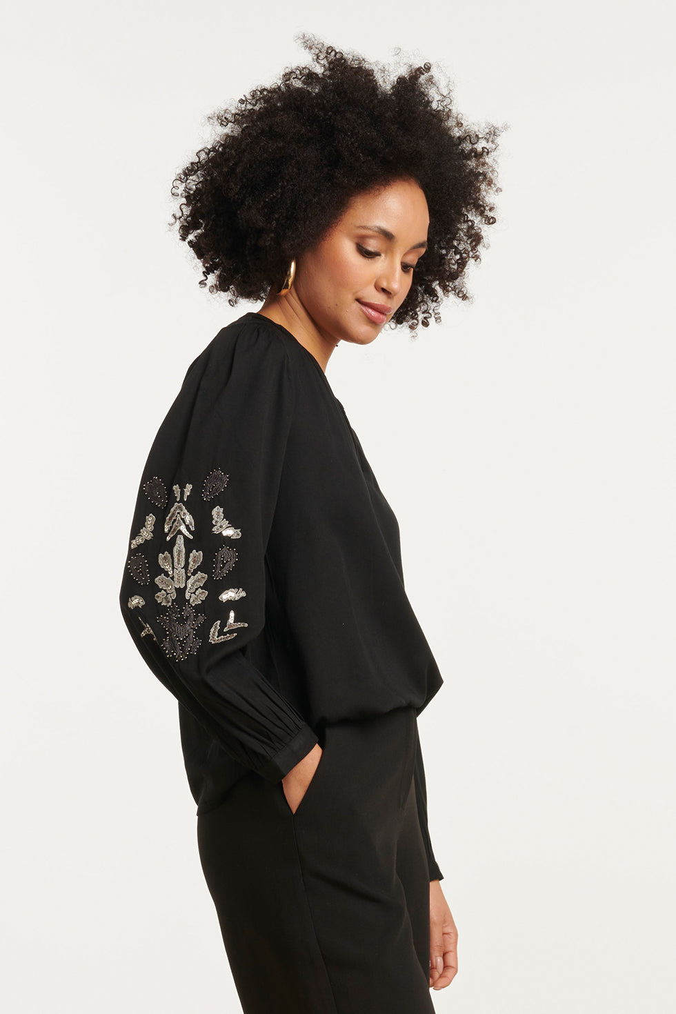25795 – Top Met Handgeborduurde Mouwen | Black - Silver