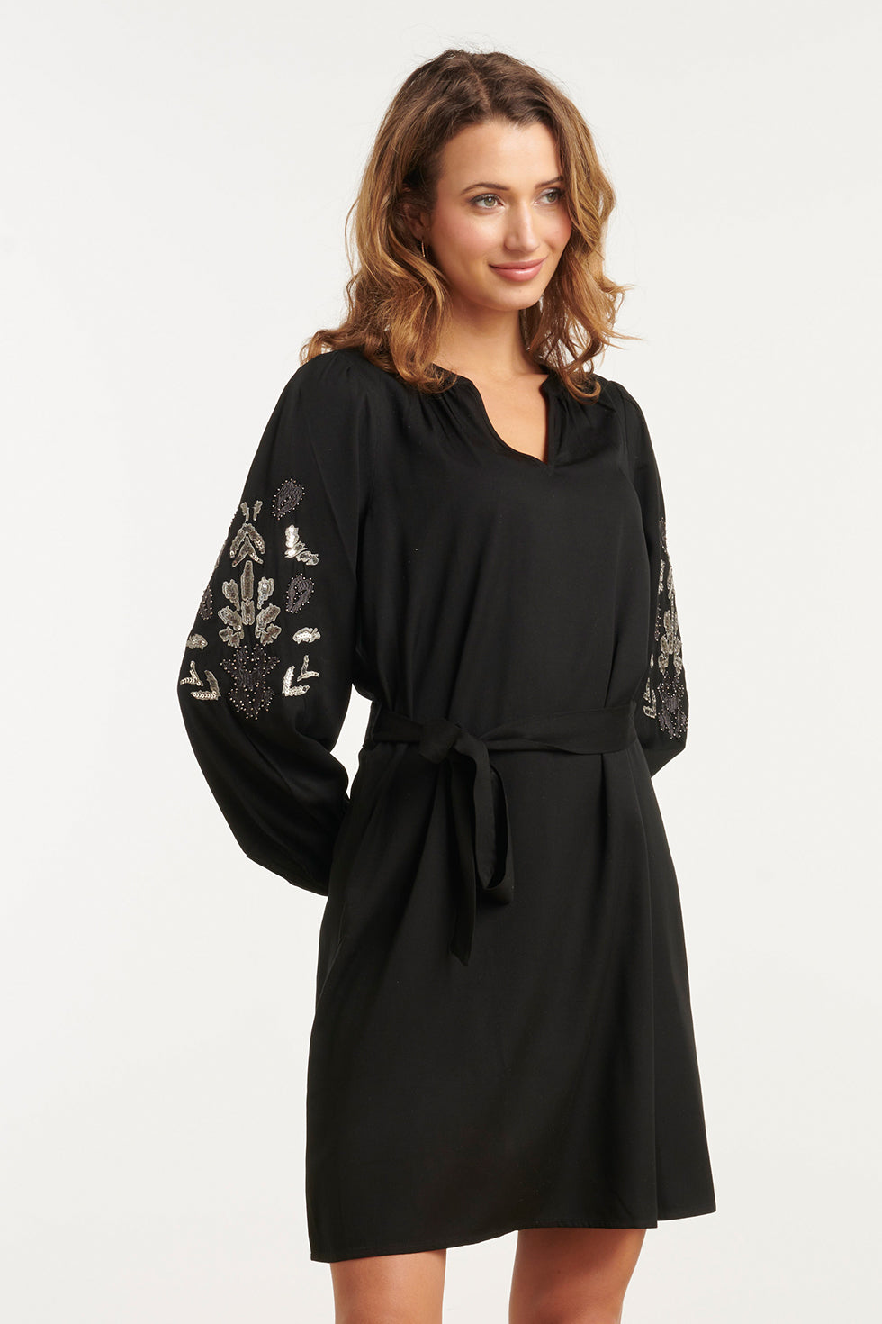 25796 – Jurk Met Handgeborduurde MouwEn en Ceintuur | Black - Silver