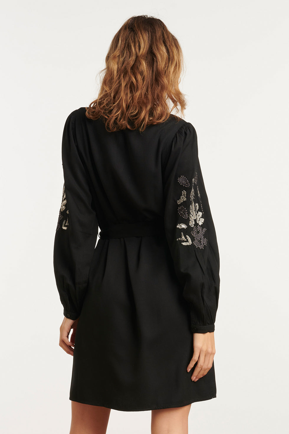 25796 – Jurk Met Handgeborduurde MouwEn en Ceintuur | Black - Silver