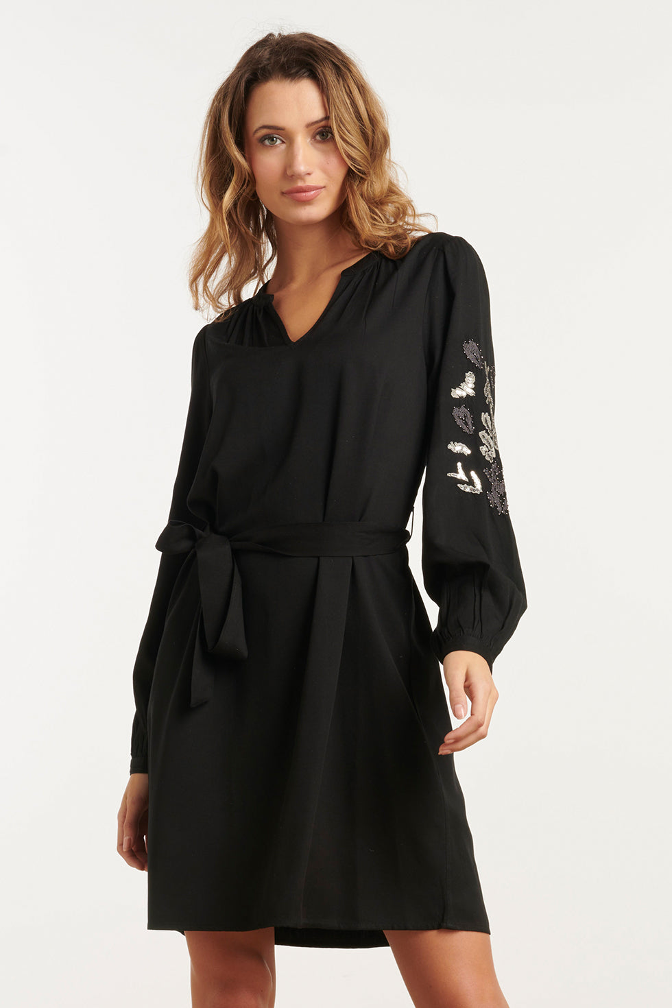 25796 – Jurk Met Handgeborduurde MouwEn en Ceintuur | Black - Silver