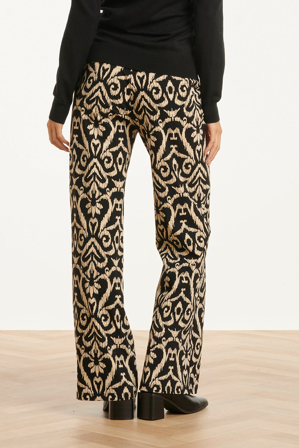 25812 – Smashed Lemon travel broek met Aztec-print | Black - Sand