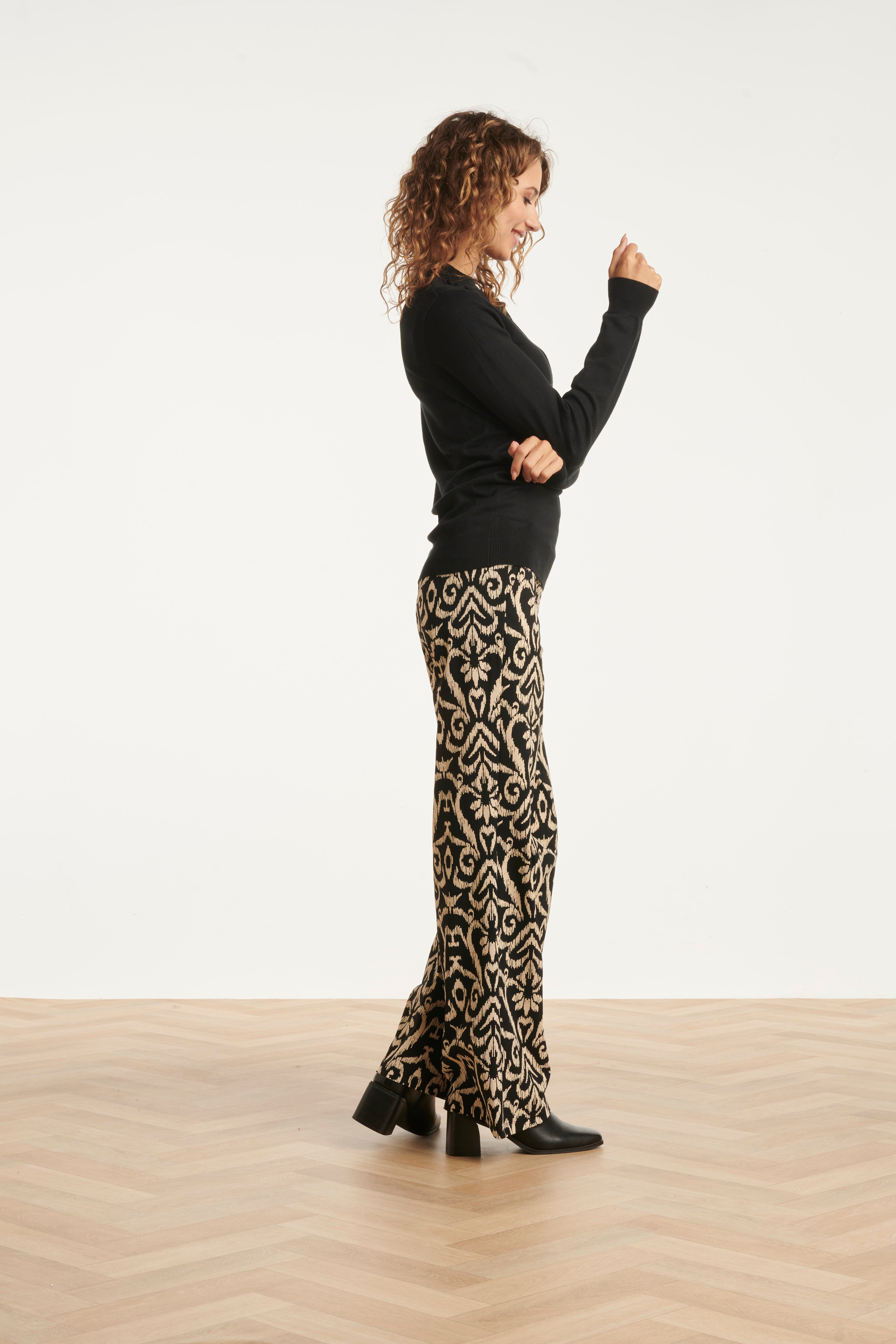 25812 – Travel Broek Met Aztec-Print | Black - Sand