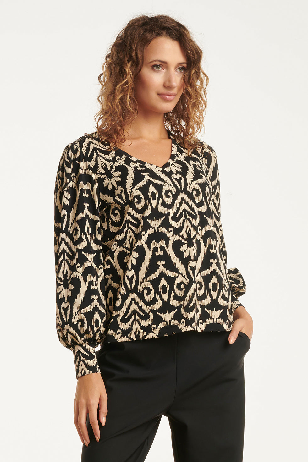 25813 – Travel Top Met Aztec-Print | Black - Sand