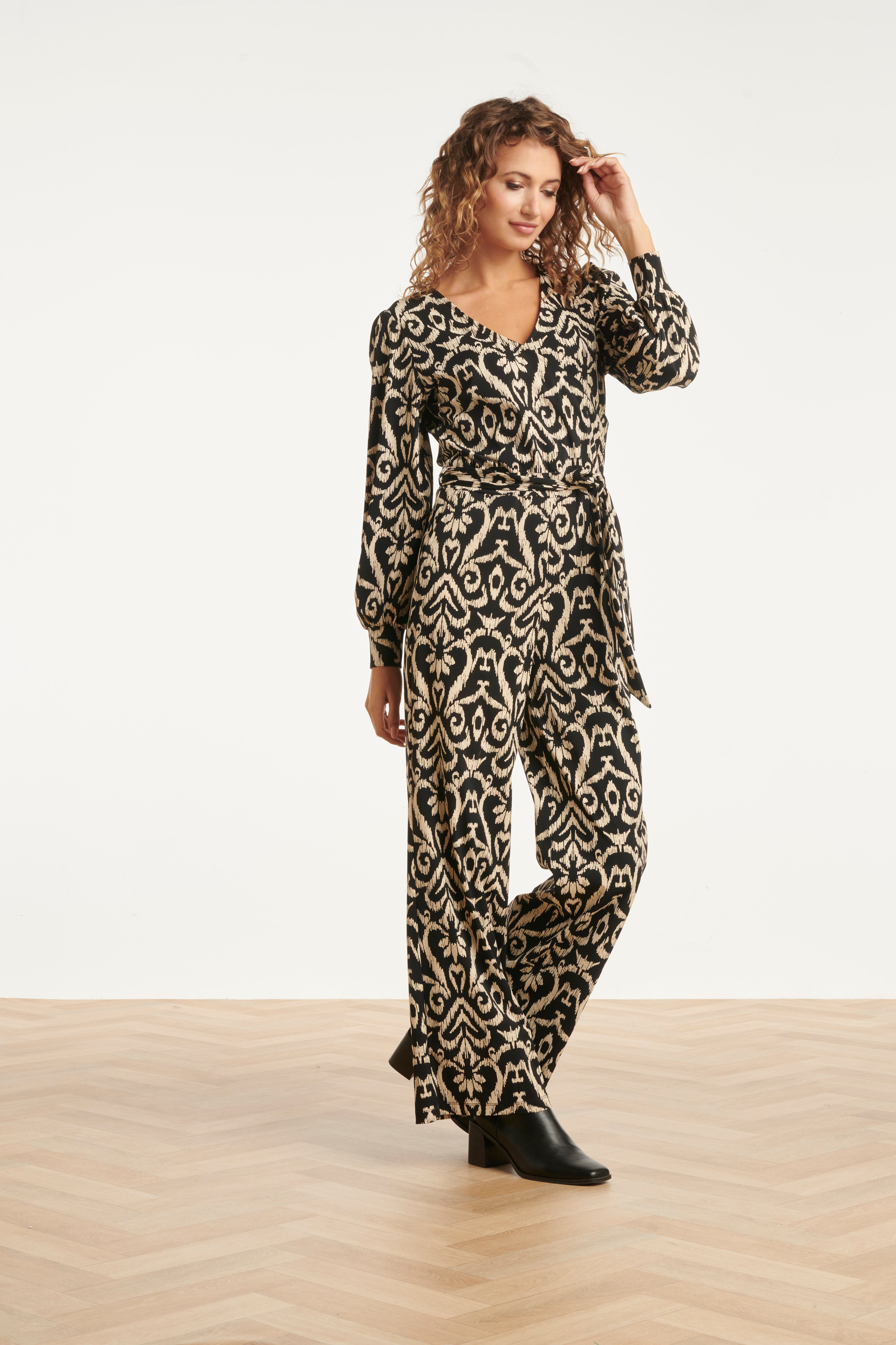 25819 – Smashed Lemon travel jumpsuit met Aztec-print | Black - Sand