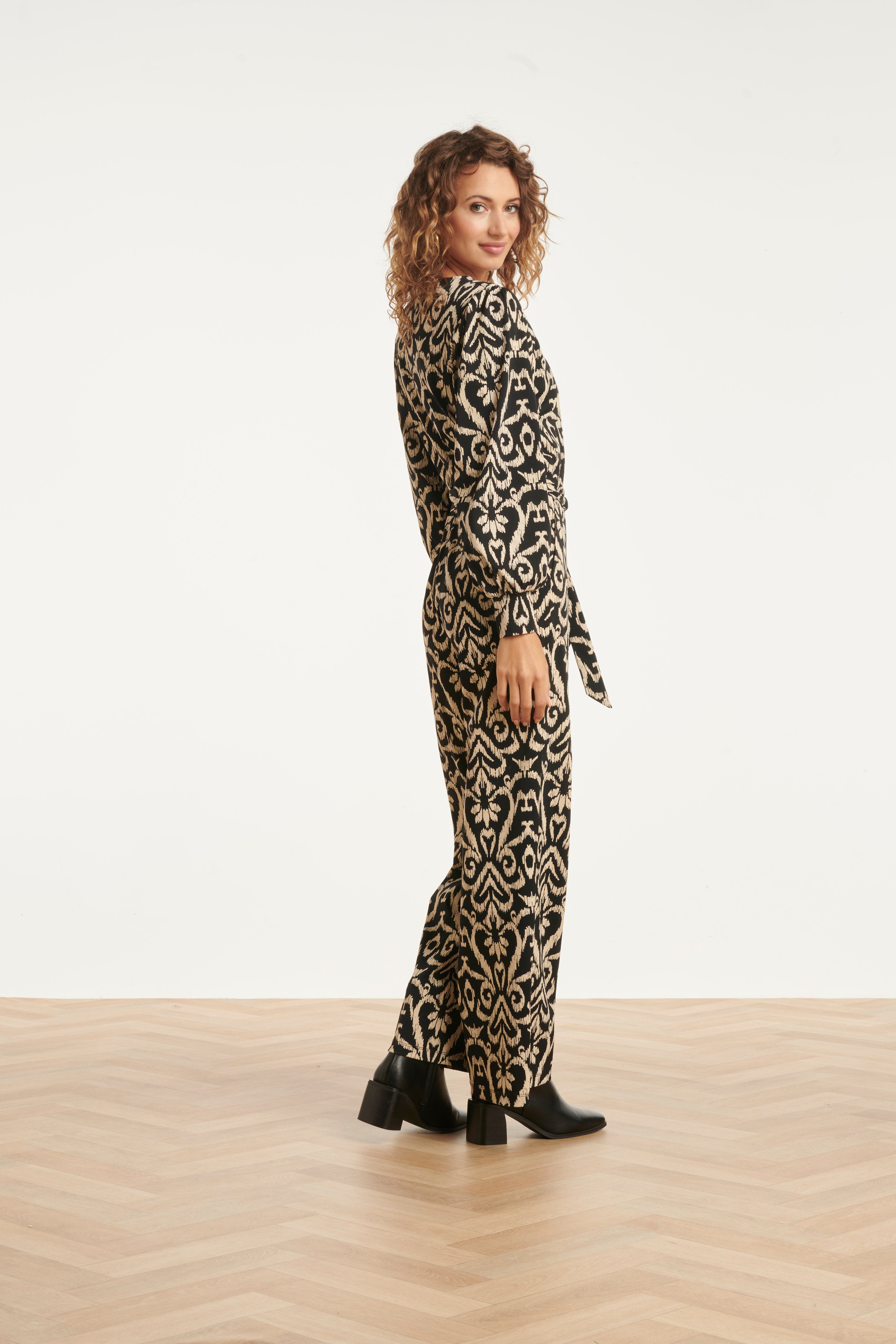 25819 – Smashed Lemon travel jumpsuit met Aztec-print | Black - Sand