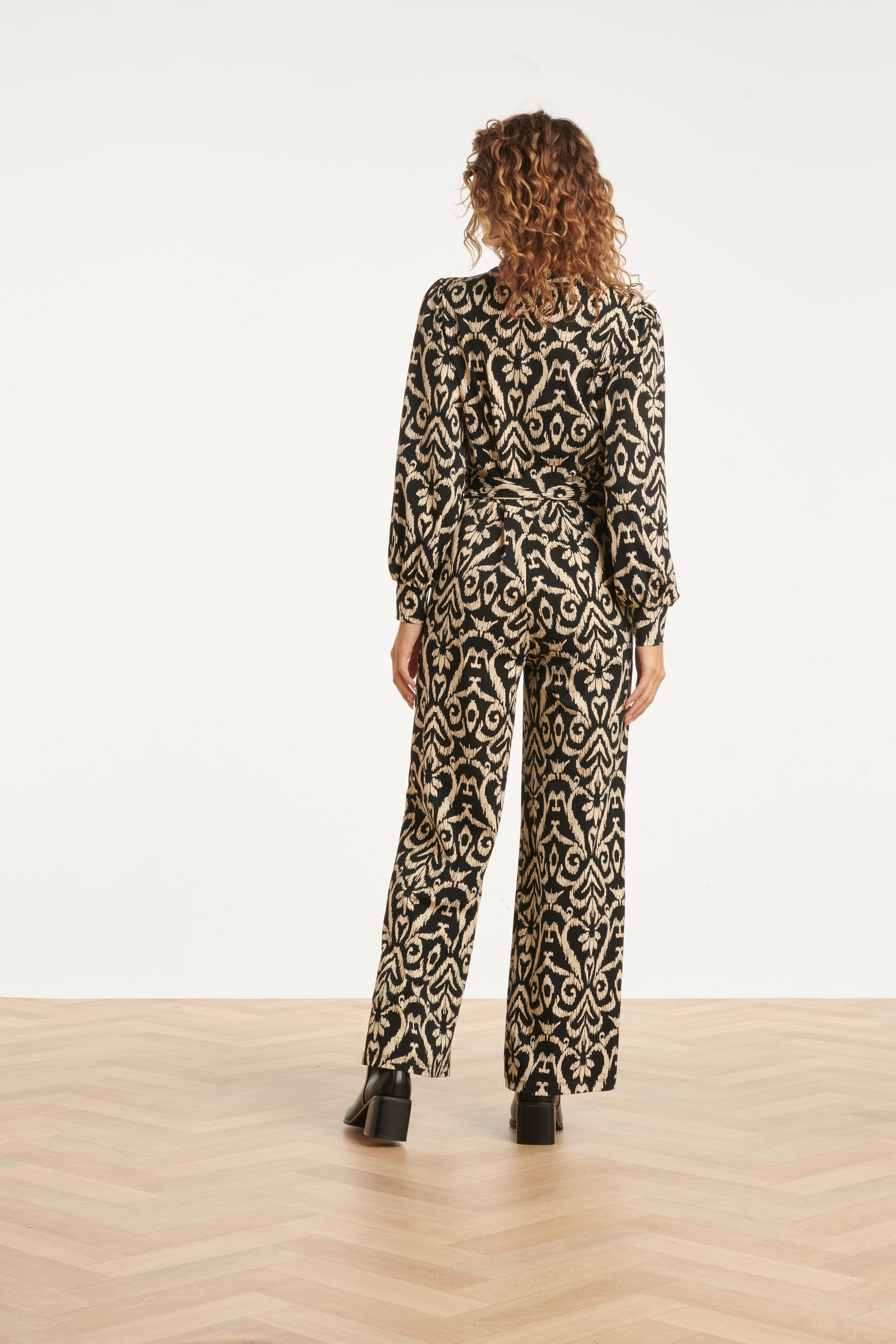 25819 – Smashed Lemon travel jumpsuit met Aztec-print | Black - Sand