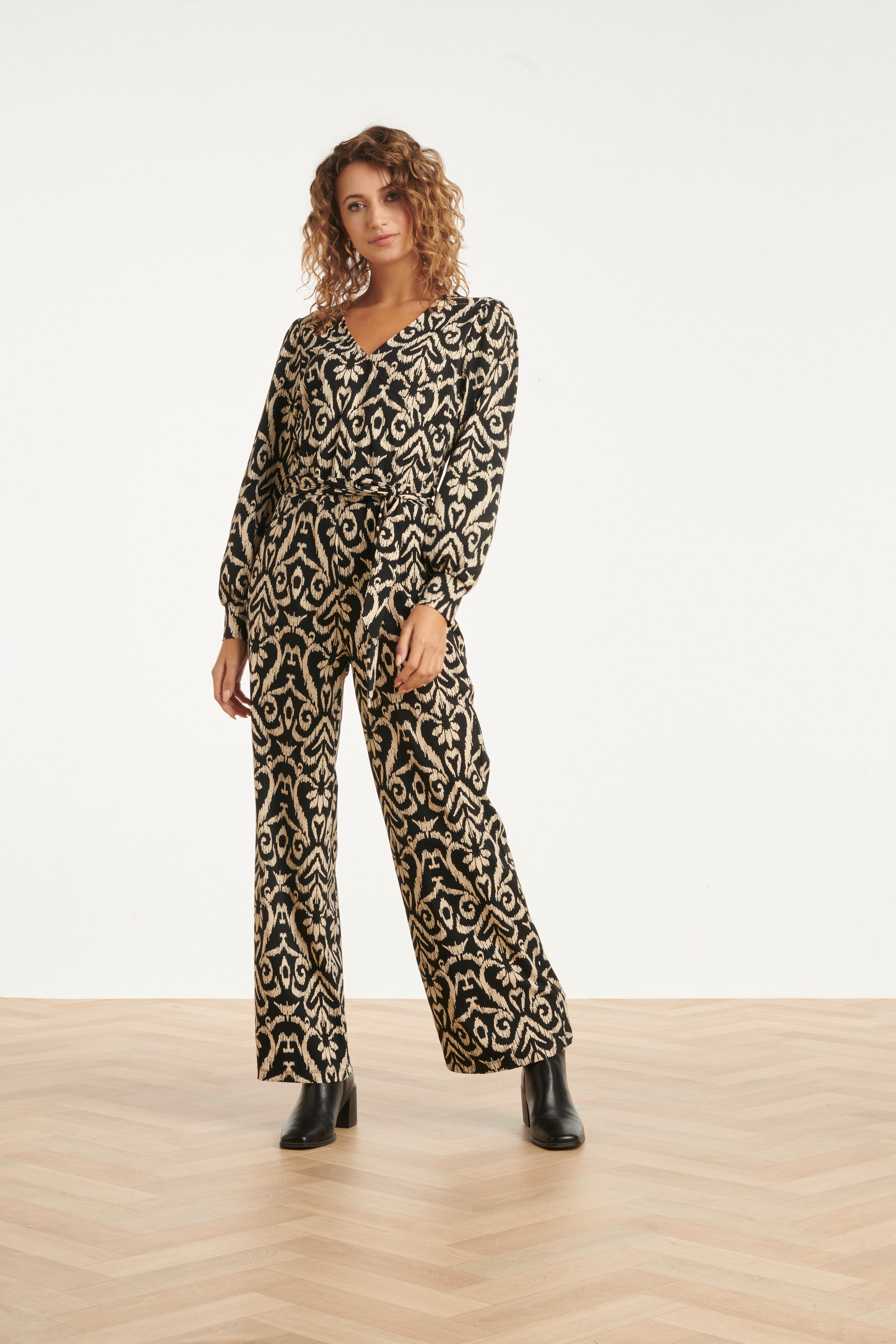 25819 – Smashed Lemon travel jumpsuit met Aztec-print | Black - Sand