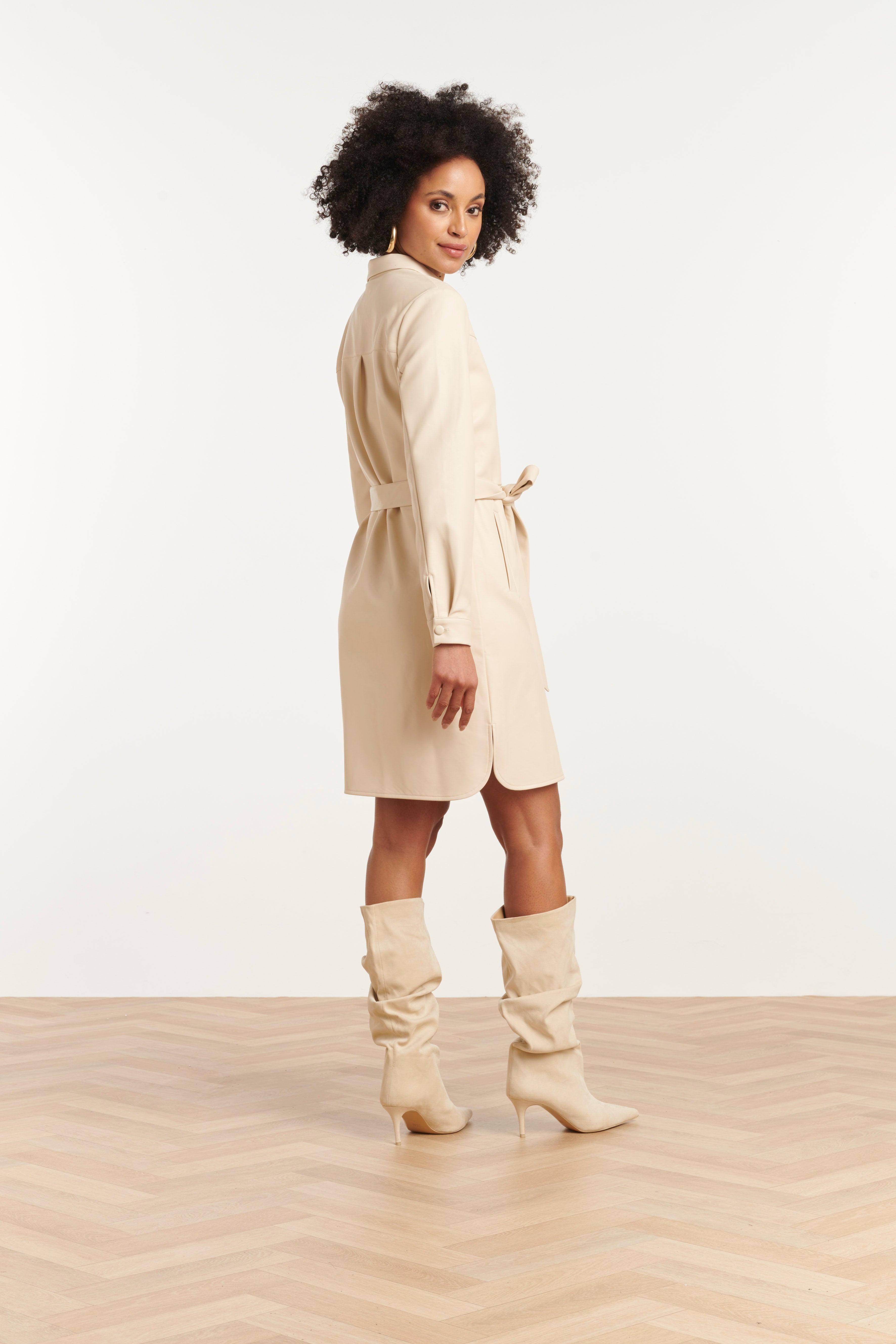 25822 – Smashed Lemon PU jurk met ceintuur | Off White