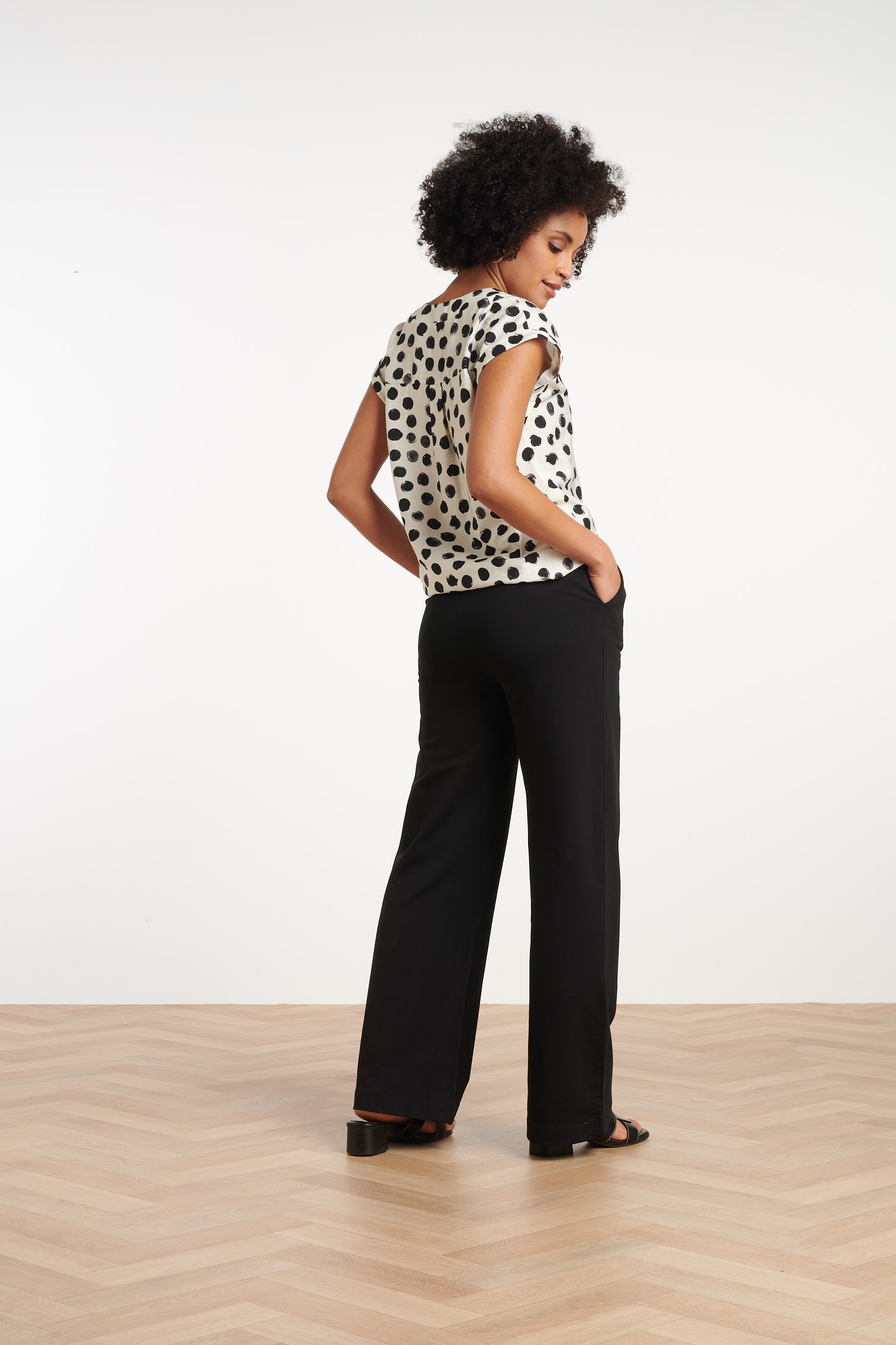 35105, Tops | Off White - Black