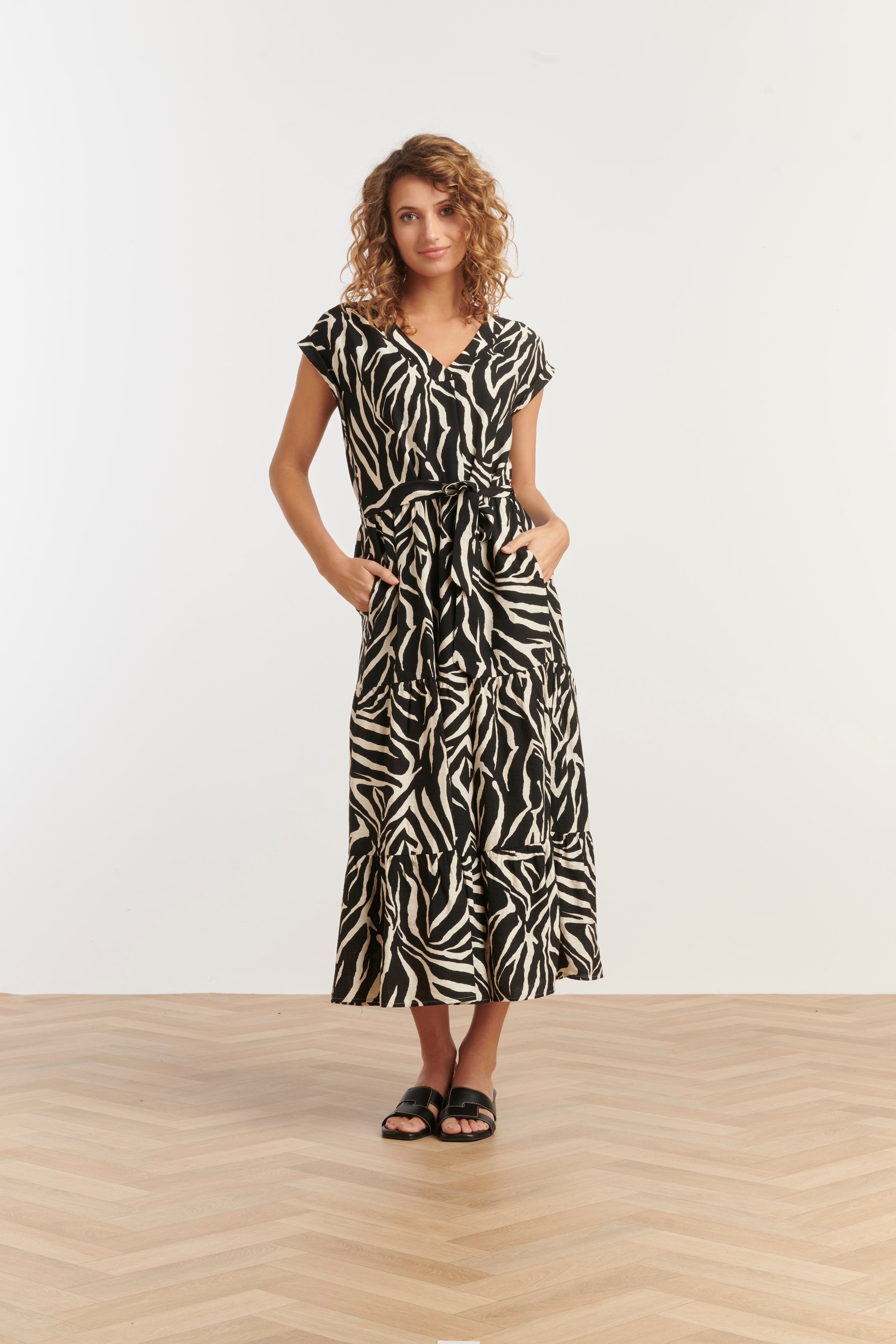 35125, Jurken | Black-Off-White