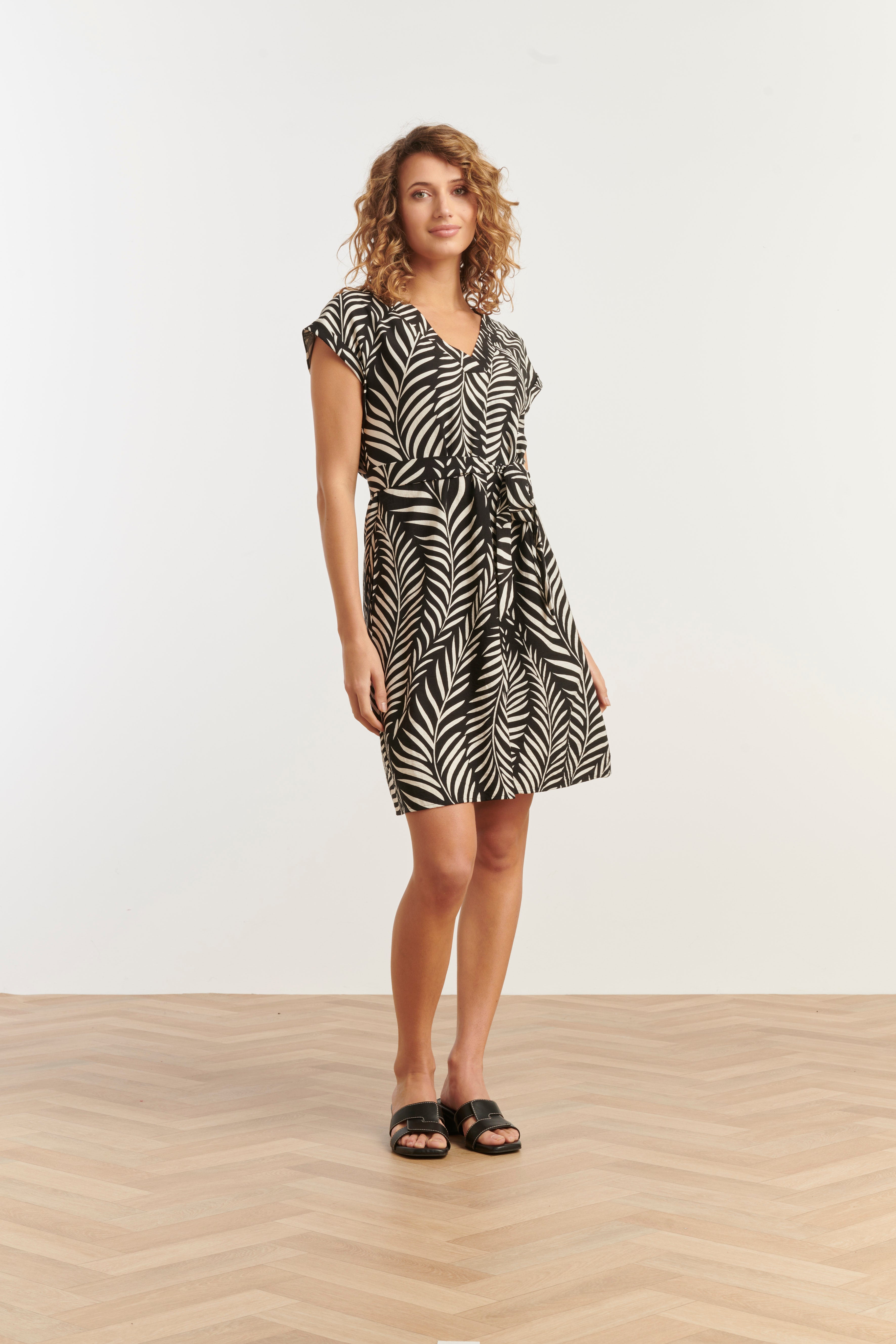 35147, Jurken | Black-Off-White
