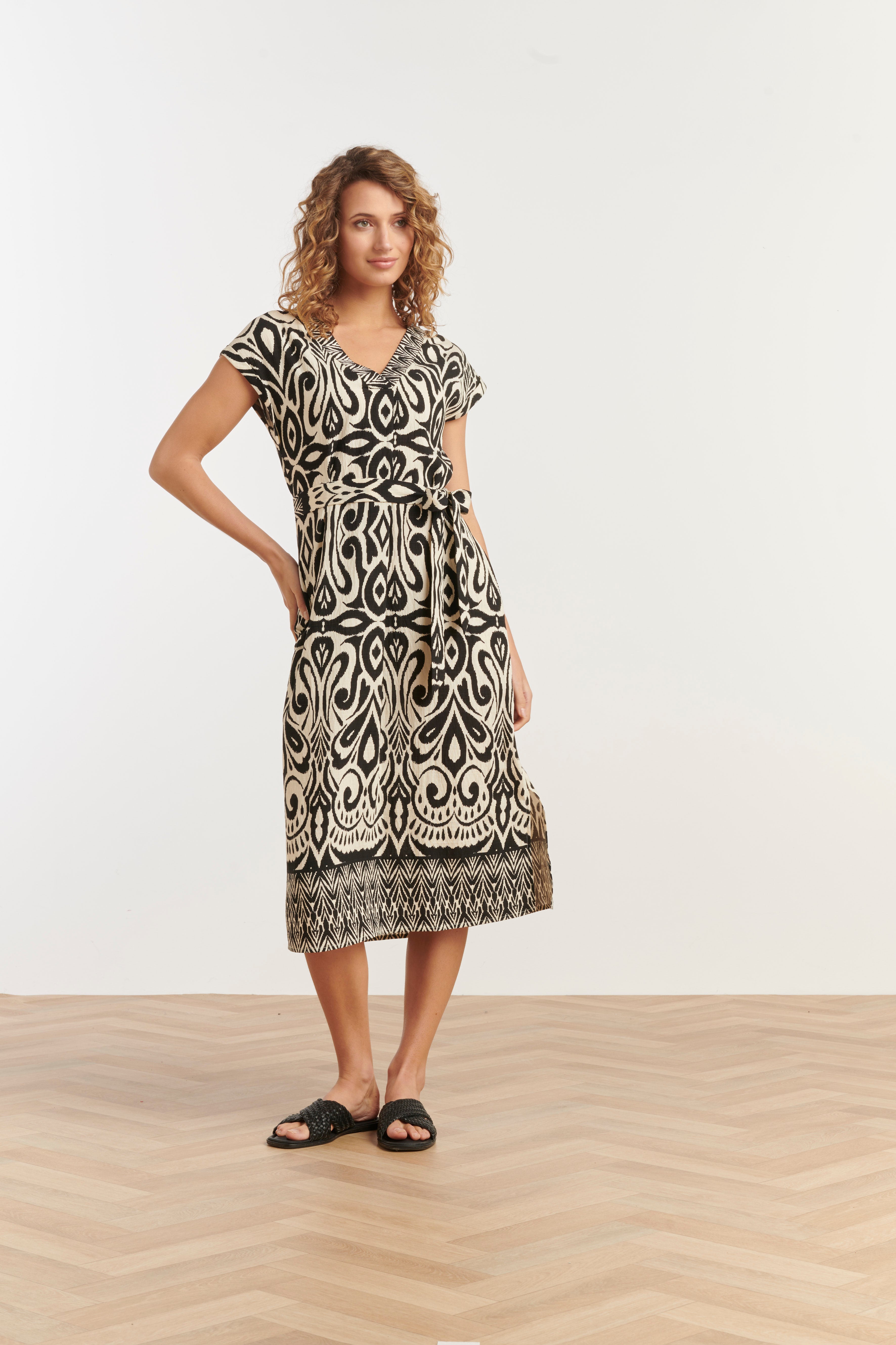 35176, Jurken | Off White - Black